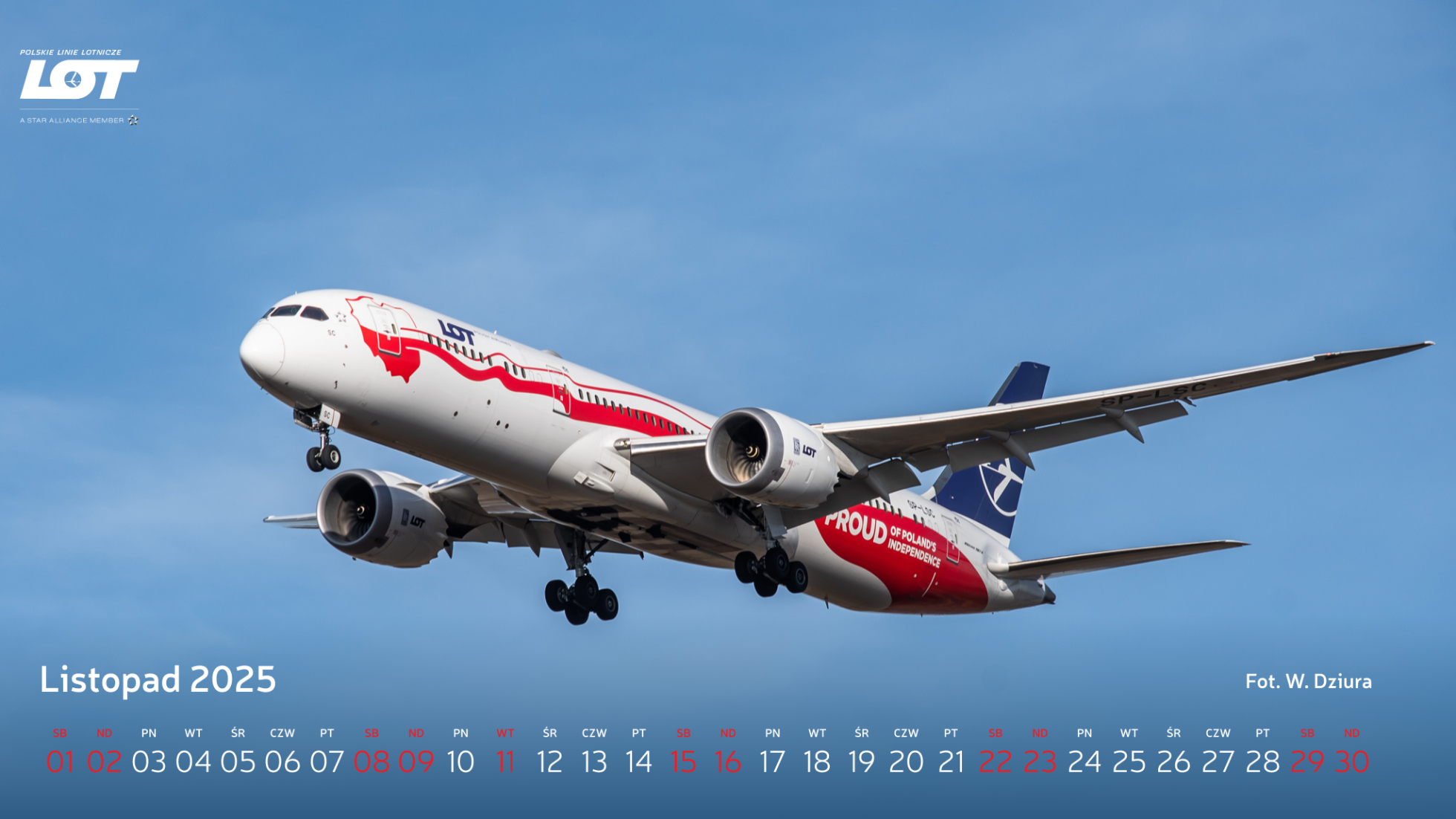 Samolot Boeing 787-9 Dreamliner w biało-czerwonym malowaniu Dumni z Niepodległości Polski podchodzący do lądowania w bezchmurny dzień