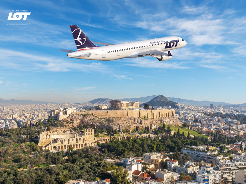 Grafika z samolotem Airbus A220 PLL LOT przelatującym nad Akropolem w Atenach