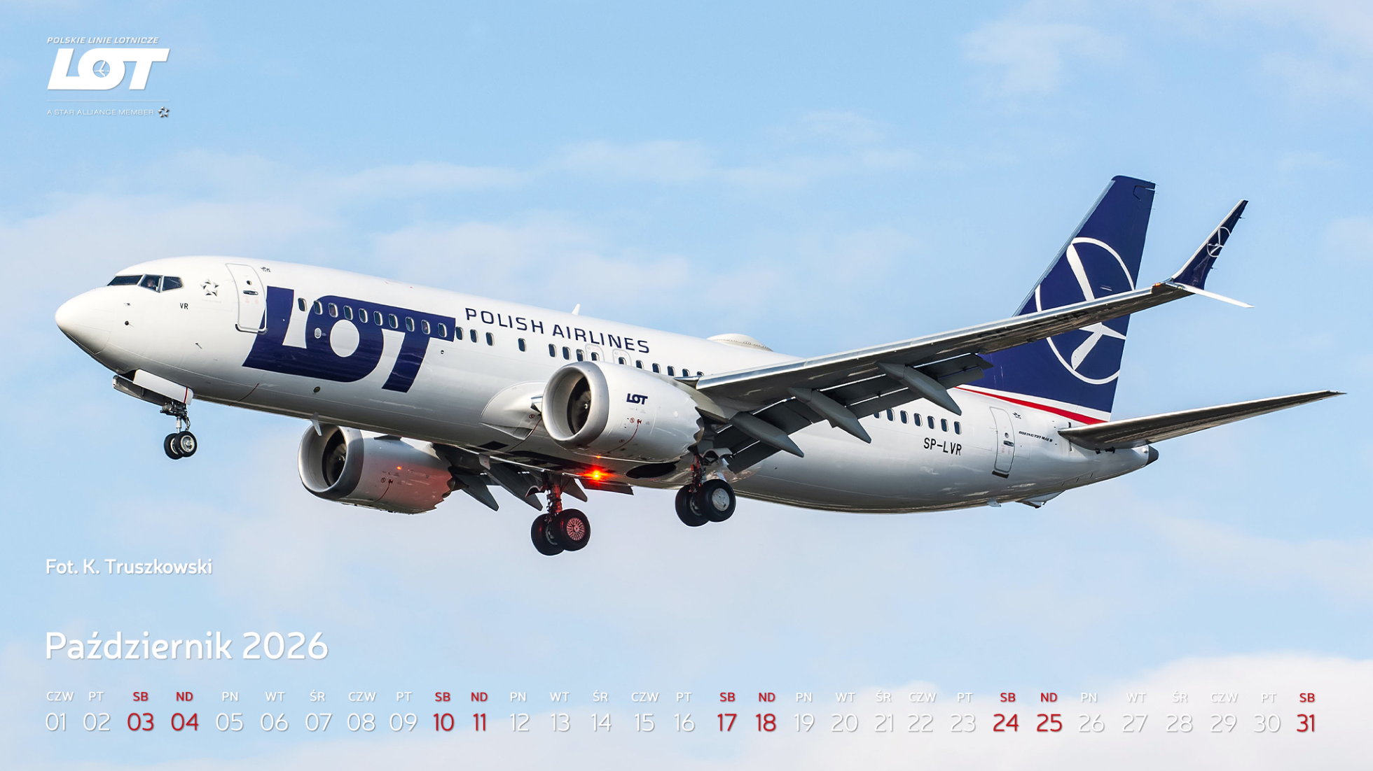 Samolot Boeing 737 MAX LOT-u podchodzący do lądowania w pogodny dzień