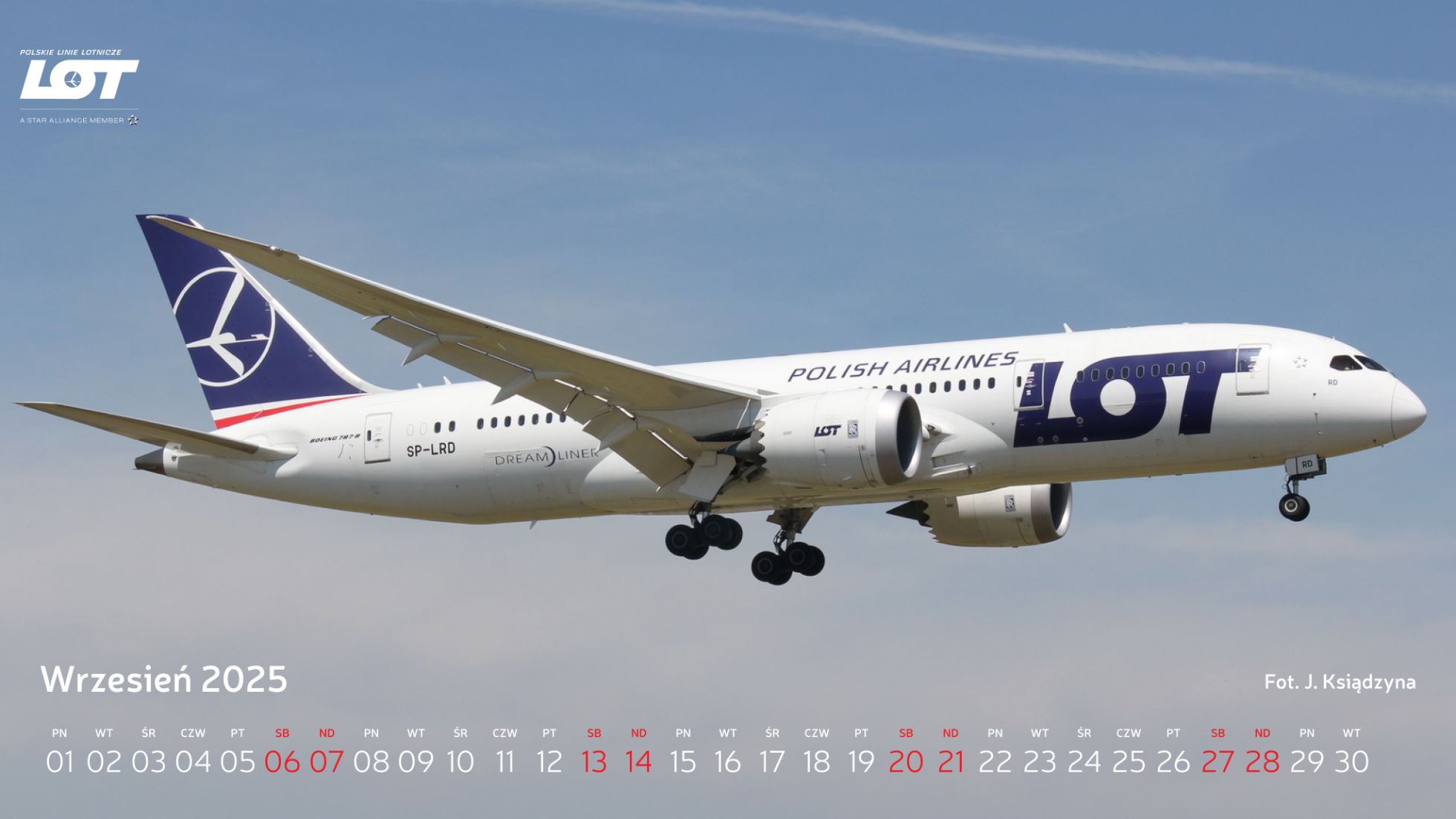 Boeing 787 Dreamliner podchodzący do lądowania na tle pochmurnego nieba