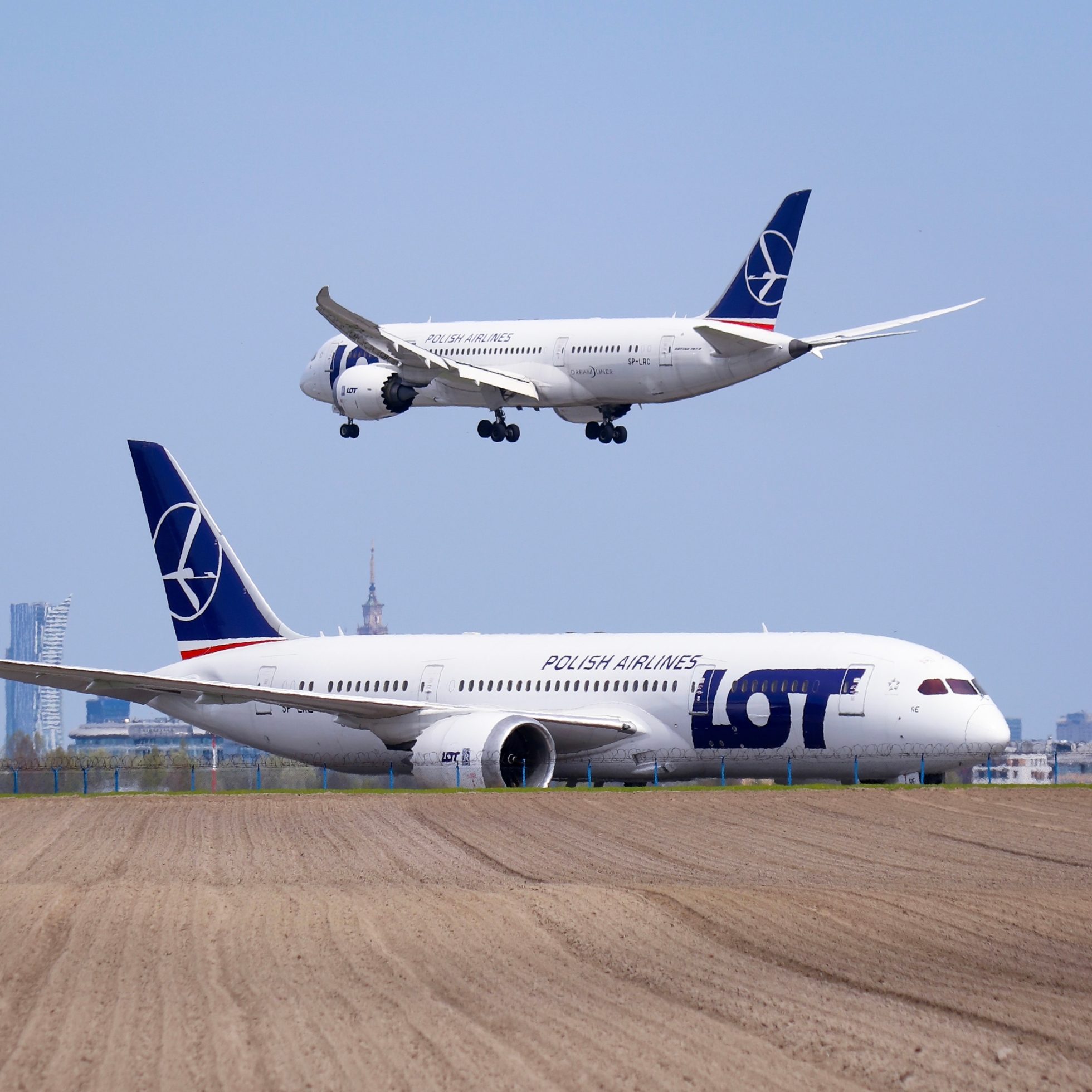 Boeing 787 lądujący na Lotnisku Chopina oraz Boeing 787 stojący na płycie lotniska