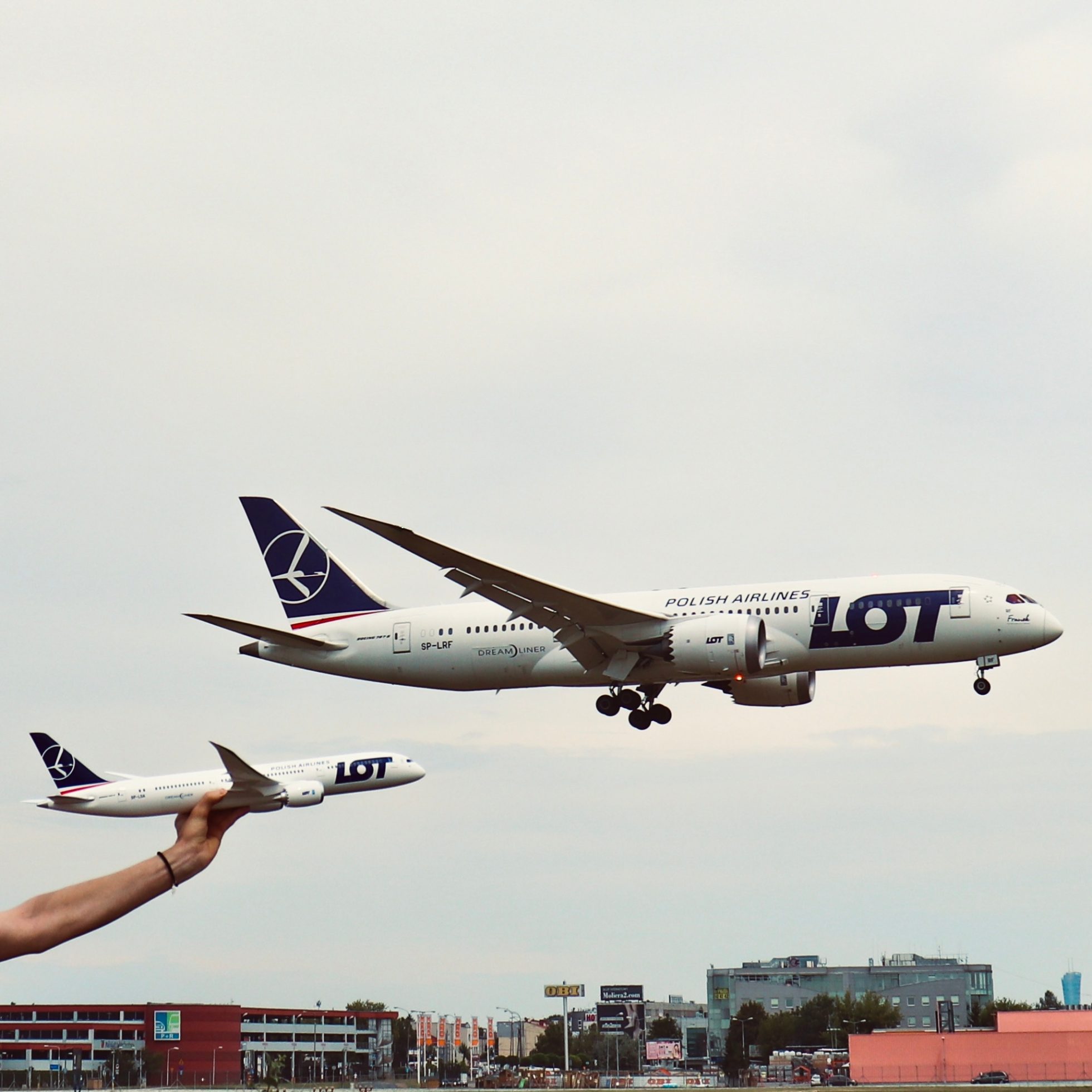 Model Boeinga 787 w skali 1:100 na tle lądującego Boeinga 787