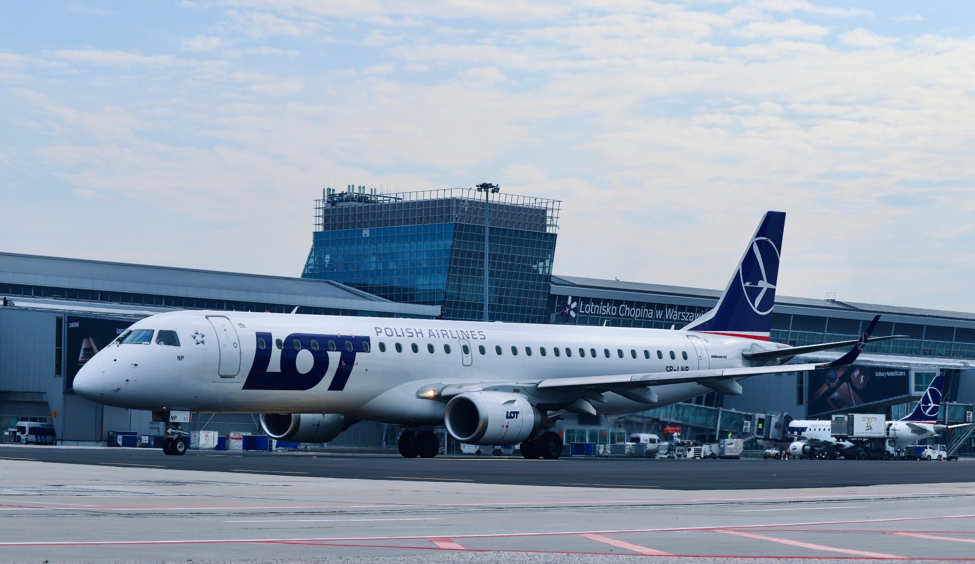 Embraer 195 kołujący na Lotnisku Chopina