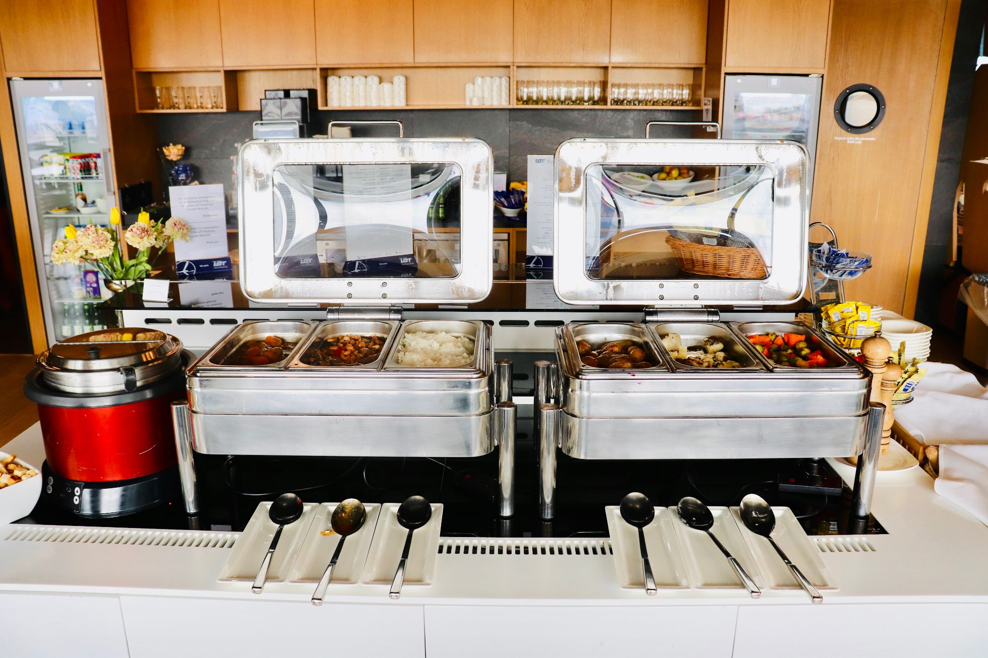 LOT Business Lounge Mazurek - hot food buffets