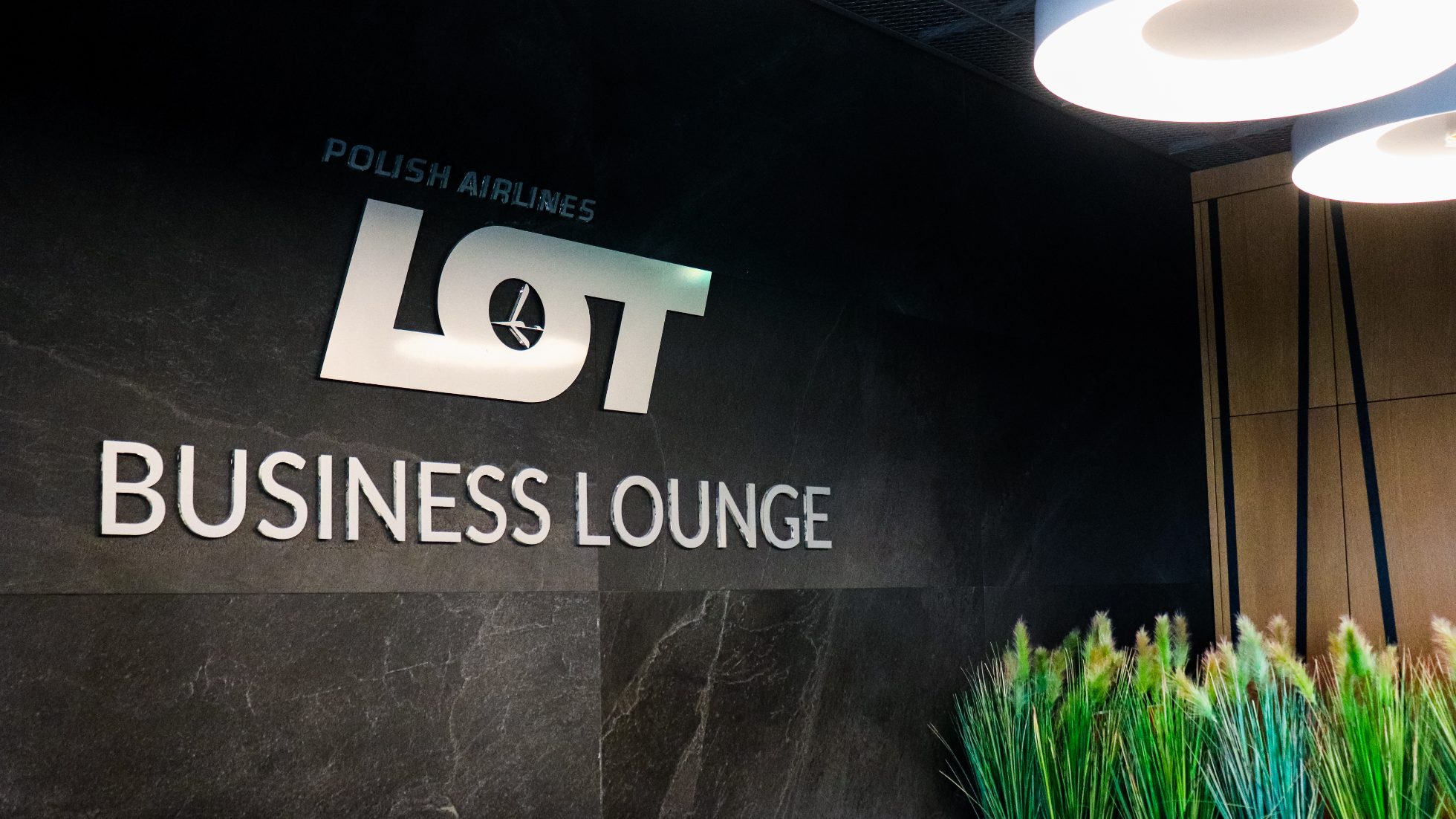 silbernes LOT Business Lounge Schild an der Wand