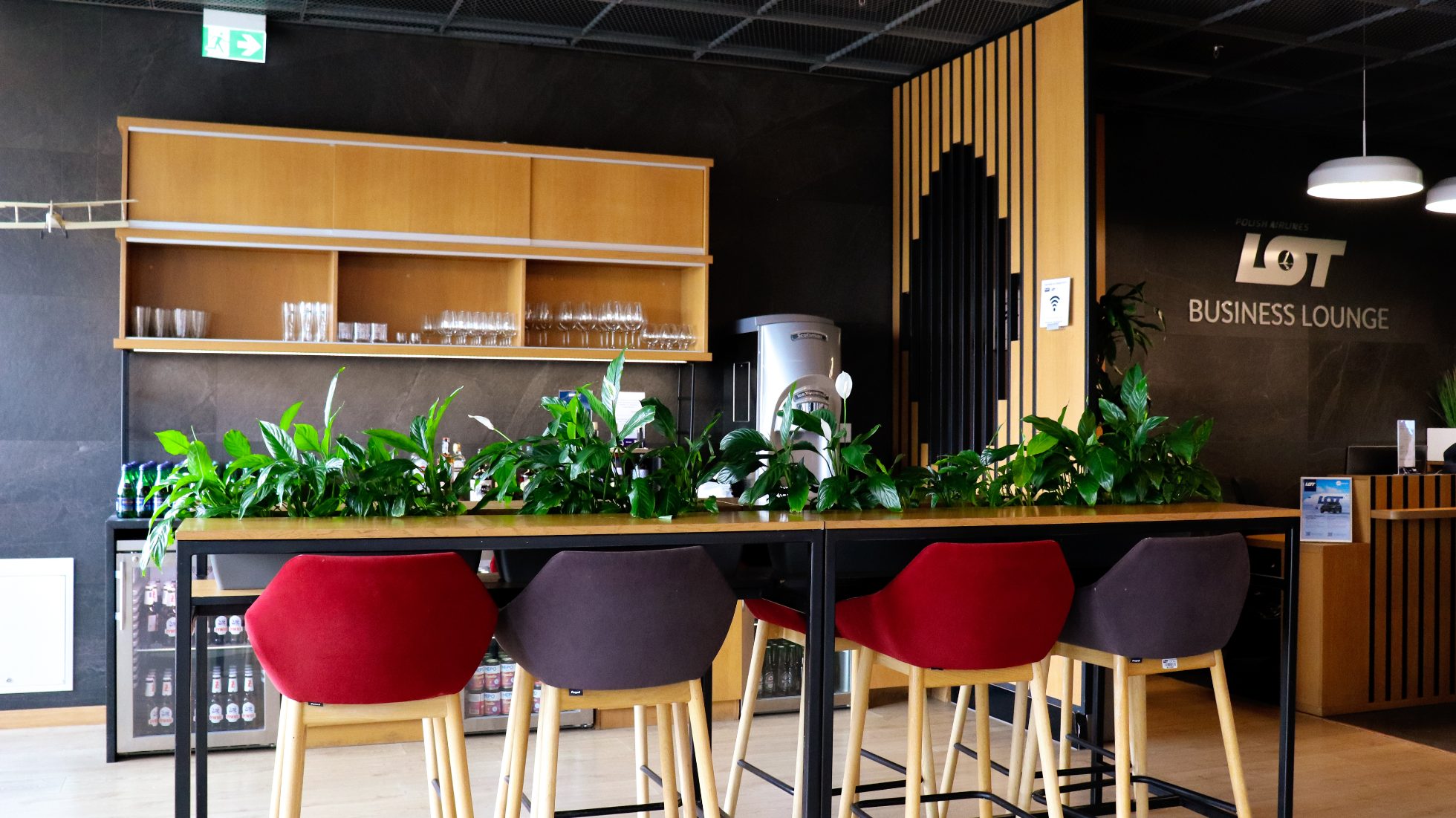 rechteckiger Stehtisch mit Stühlen, offene Bar - LOT Business Lounge Mazurek