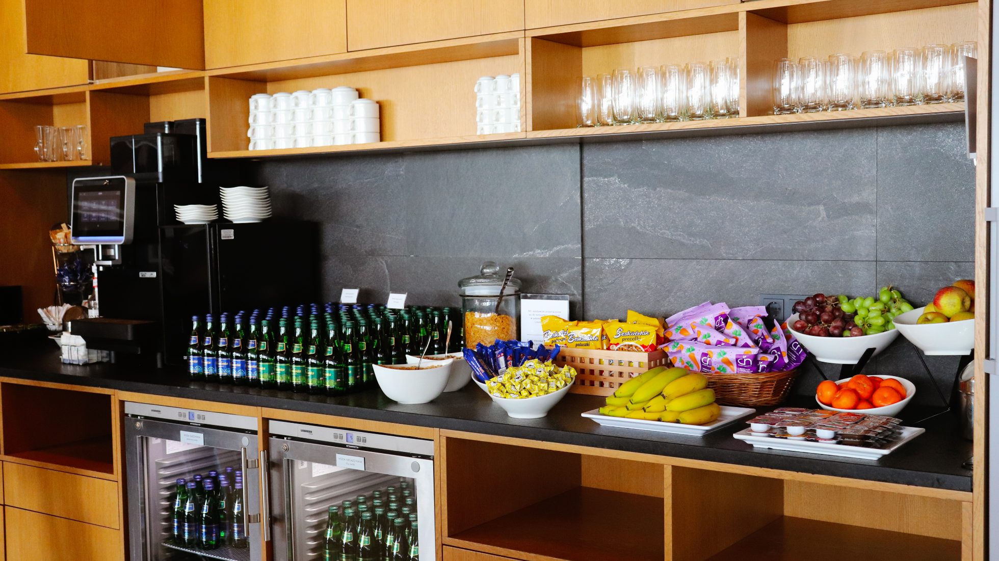 LOT Business Lounge Mazurek – Bar mit Snacks und Getränken