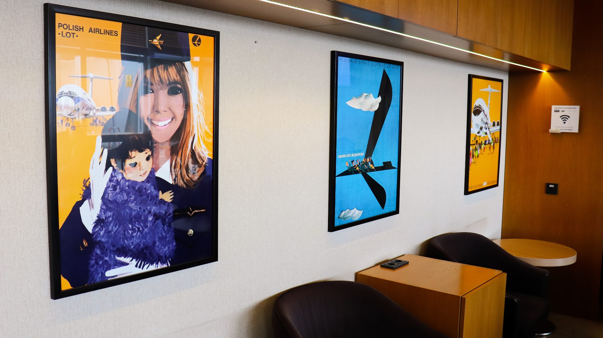 LOT Retro-Poster an der Wand in der LOT Business Lounge Mazurek