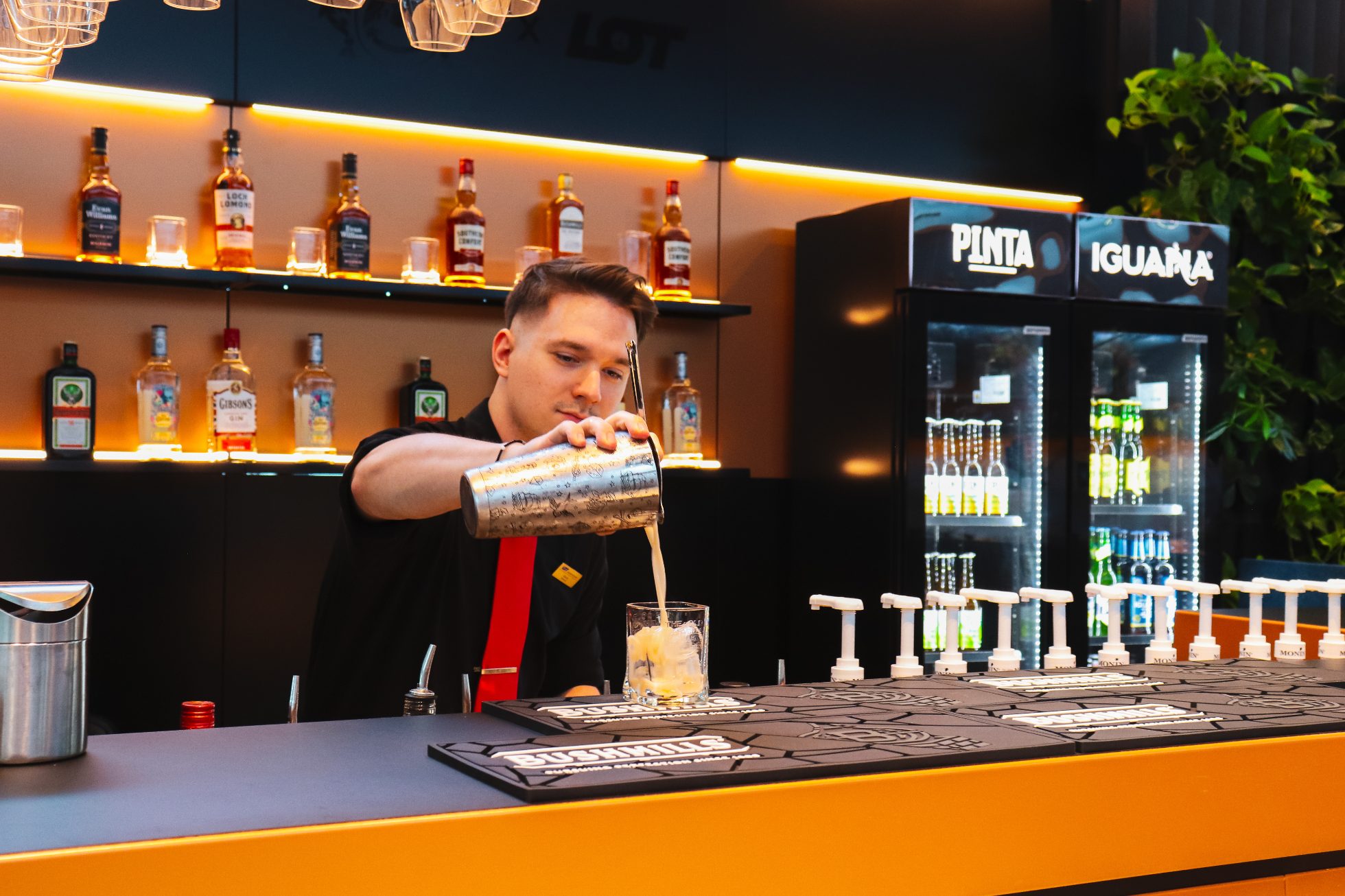 Barman przygotowuje koktajl w barze LOT Business Lounge Polonez