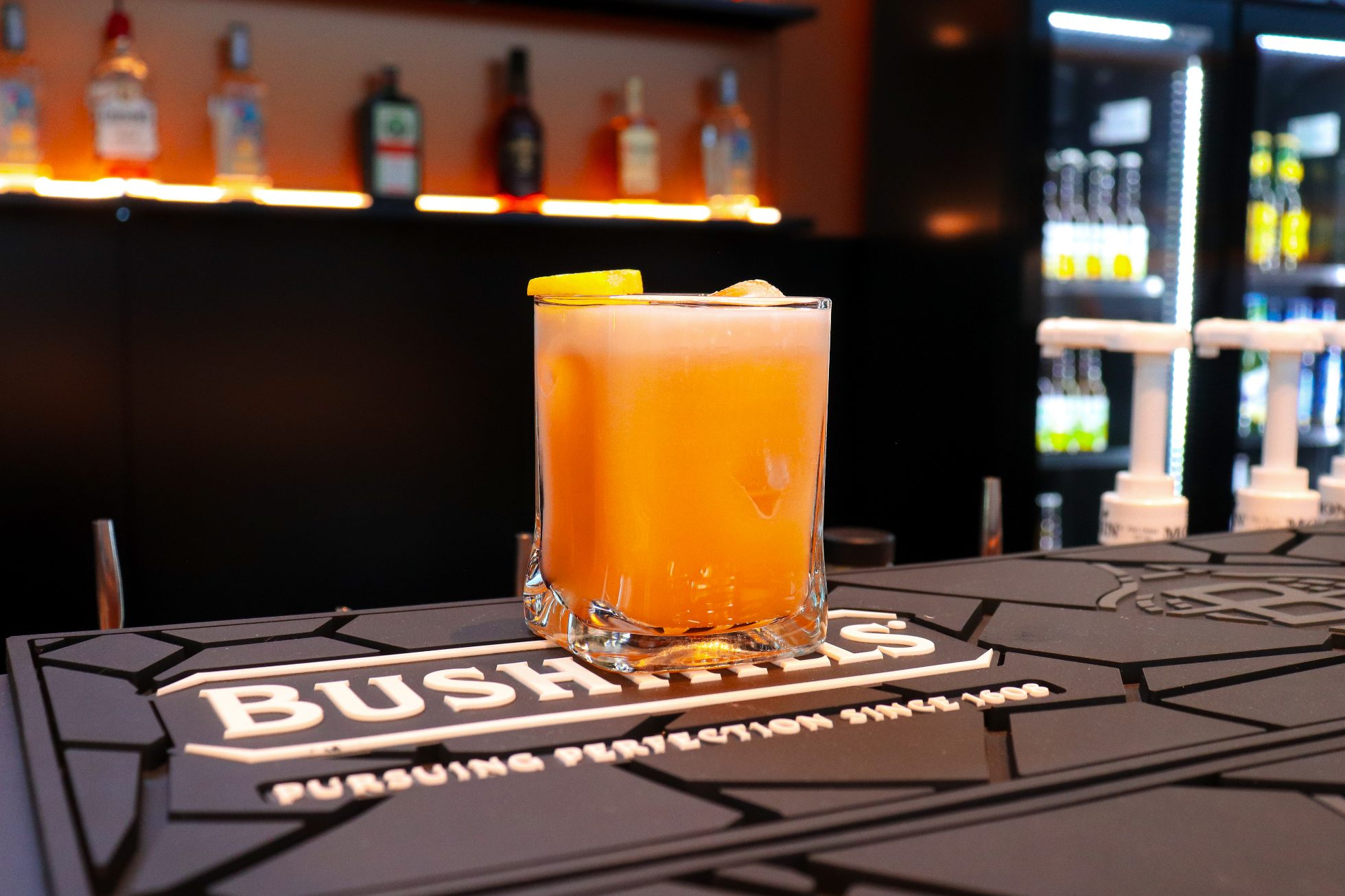 Koktajl z sokiem pomarańczowym w LOT Business Lounge Polonez