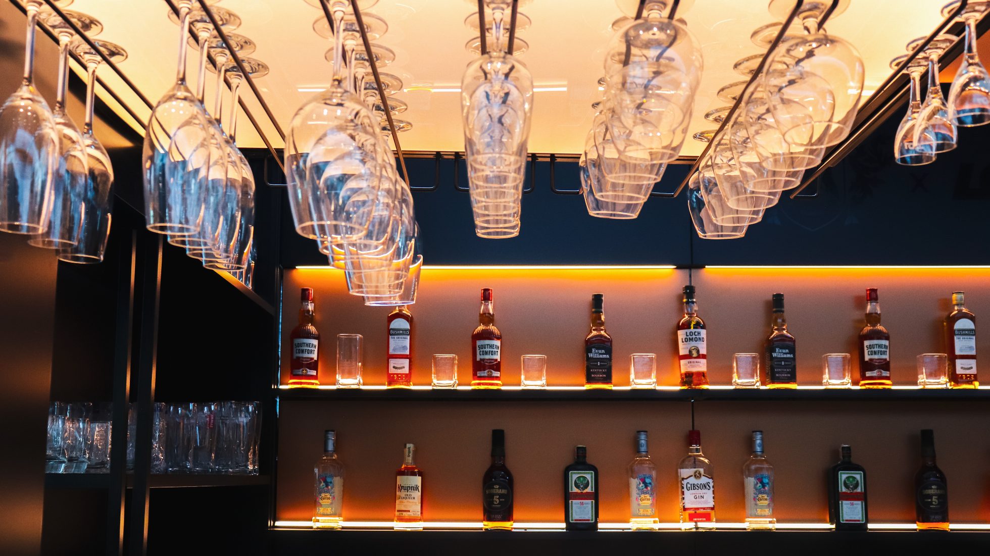 Bar LOT Business Lounge Polonez - kieliszki oraz butelki z różnymi alkoholami