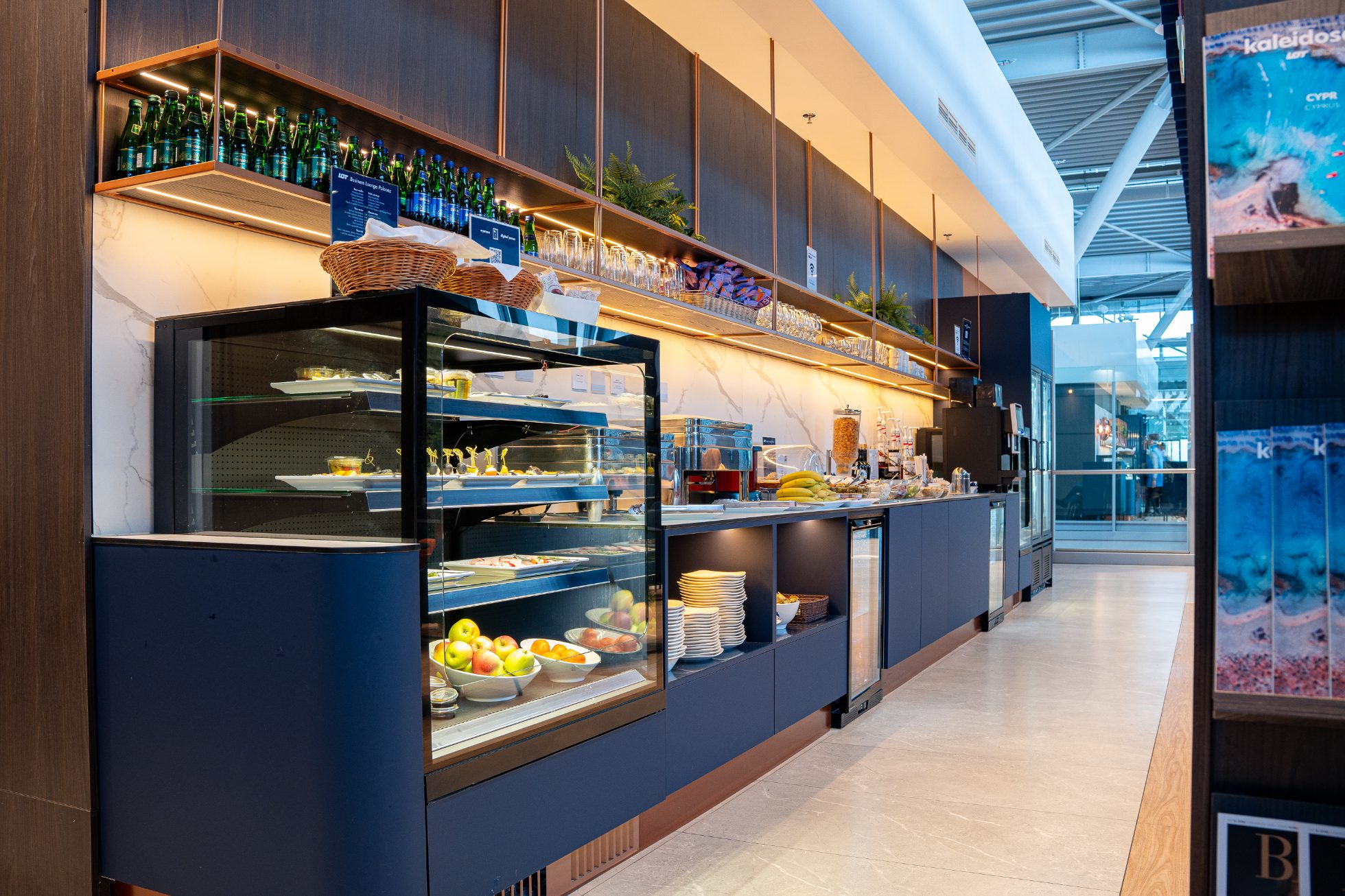 Kaltes Buffet mit Snacks für Gäste im Kühlschrank in der Polonez Business Lounge in Warschau