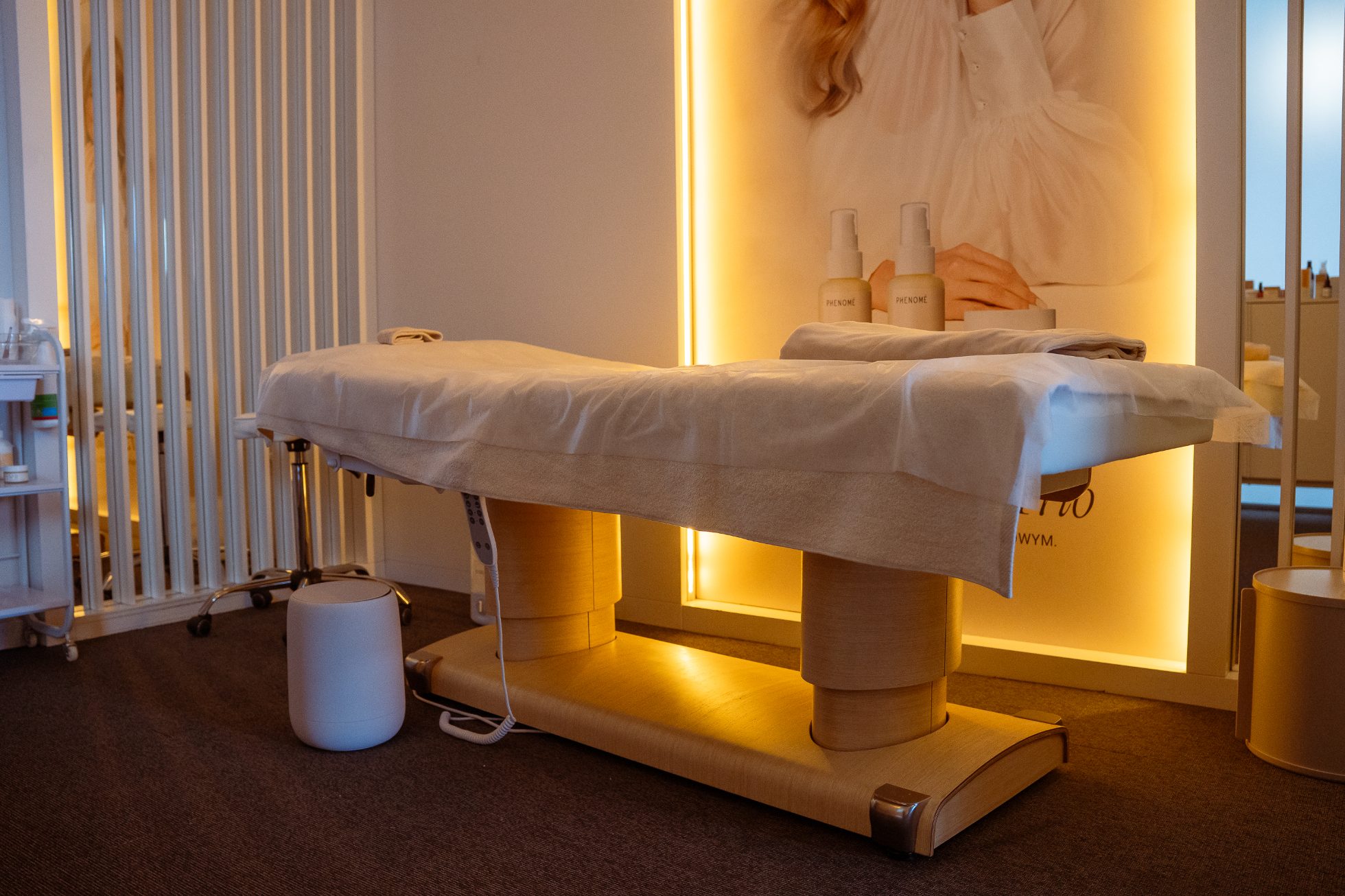 Phenome spa area in LOT Business Lounge Polonez - a bed for massages and beauty treatments and cozy lighting