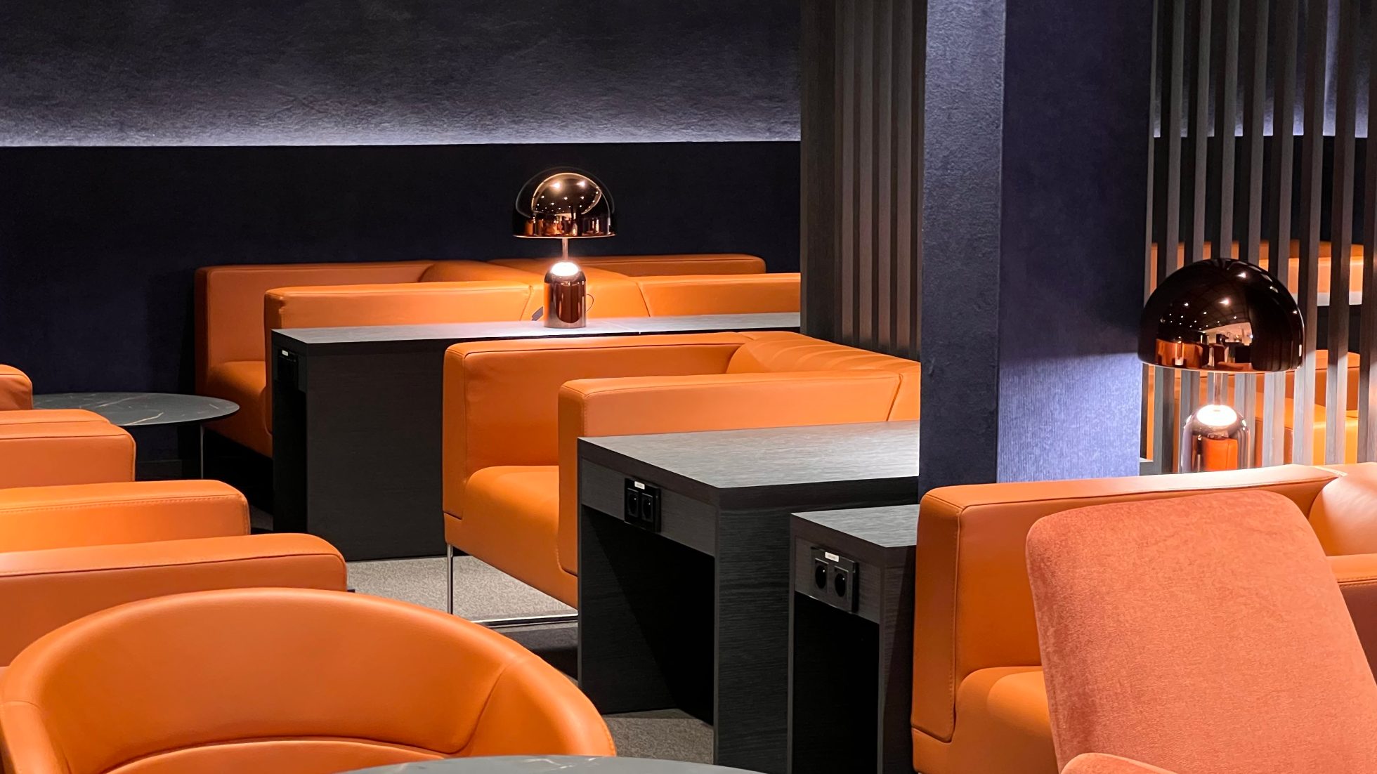 Polonez Gold Lounge Interieur - Sofas, Tische und Lampen