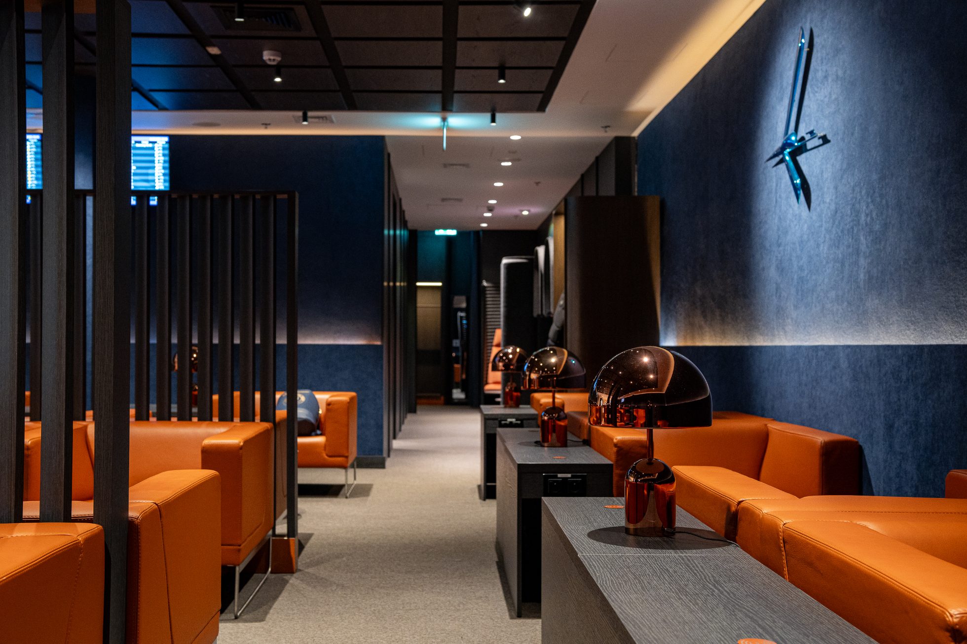 Elegante moderne Sessel in der stilvollen Polonez Gold Lounge in Warschau