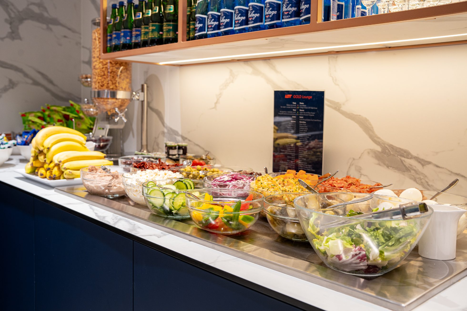 Restaurantbereich, Nahaufnahme von Snacks und Salaten für Polonez Gold Lounge Gäste