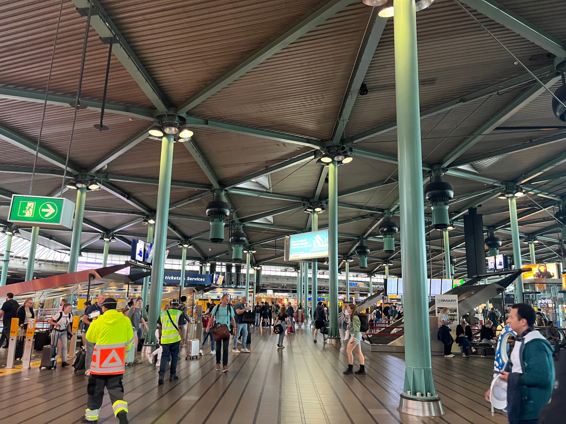 Terminal lotniska Schiphol w Amsterdamie z widokiem na terminal i ludzi