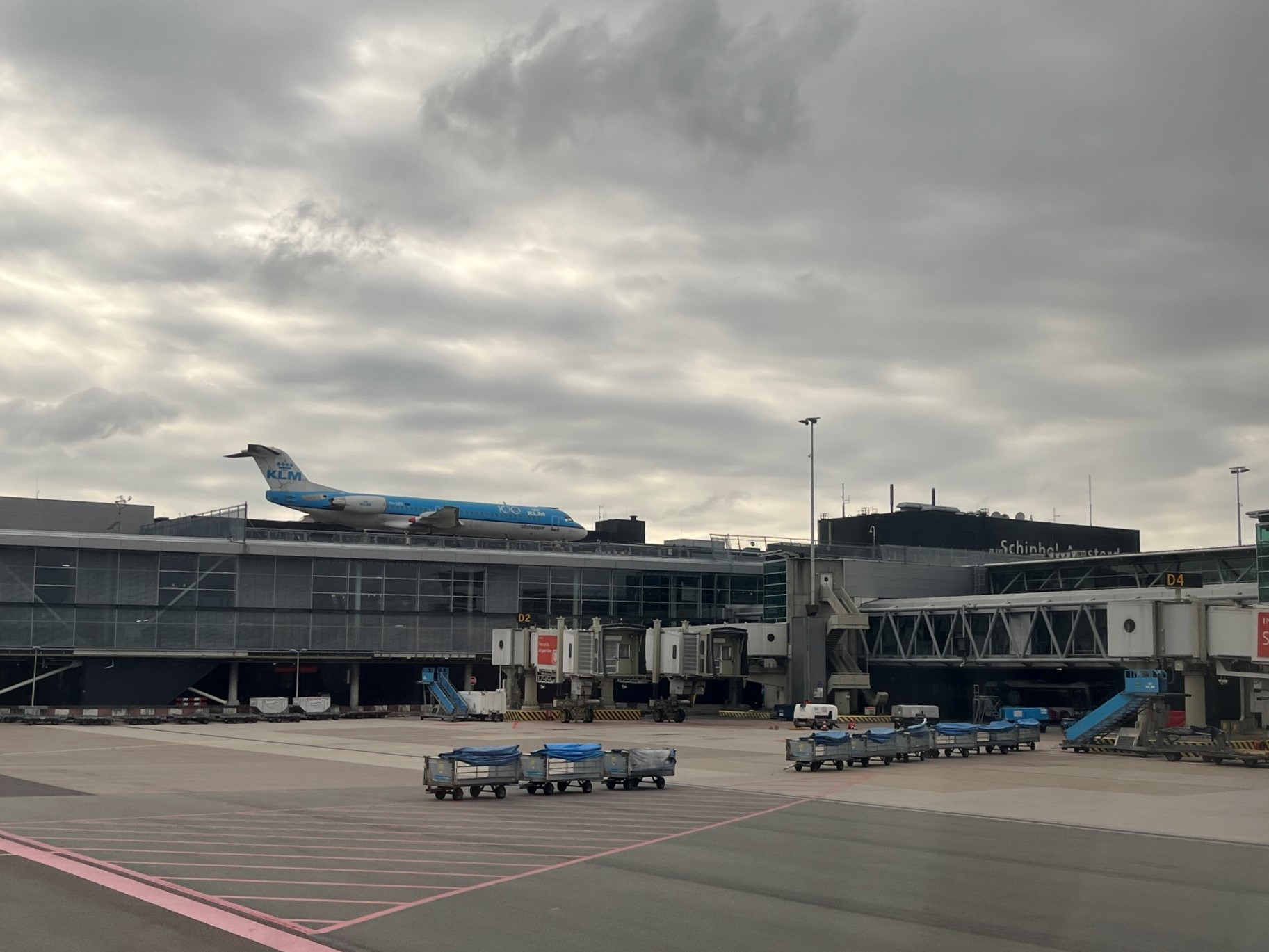 Terminal lotniska Schiphol w Amsterdamie. Samoloty na pasach startowych.