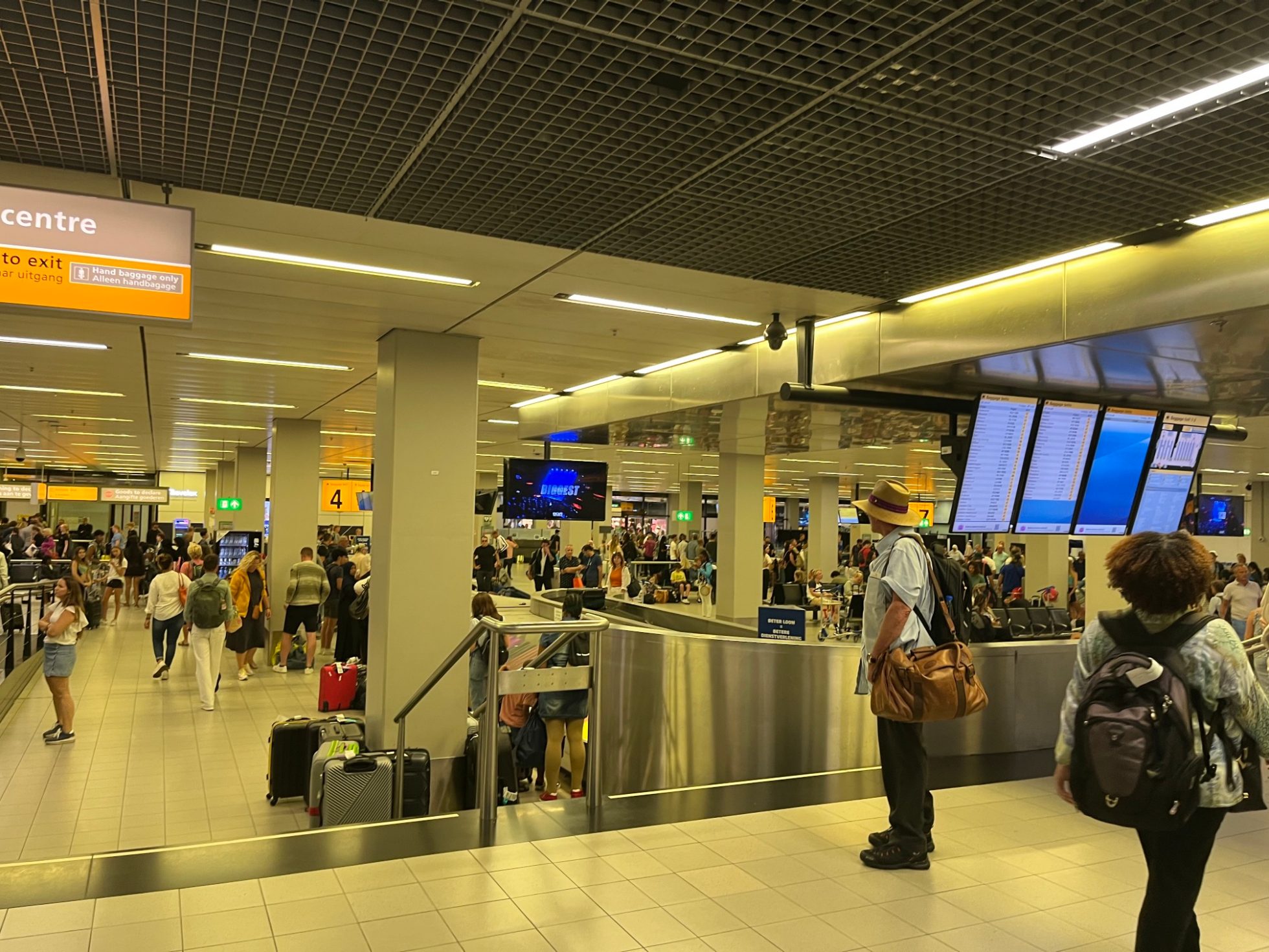Terminal lotniska Schiphol w Amsterdamie. Pasażerowie w ruchu.