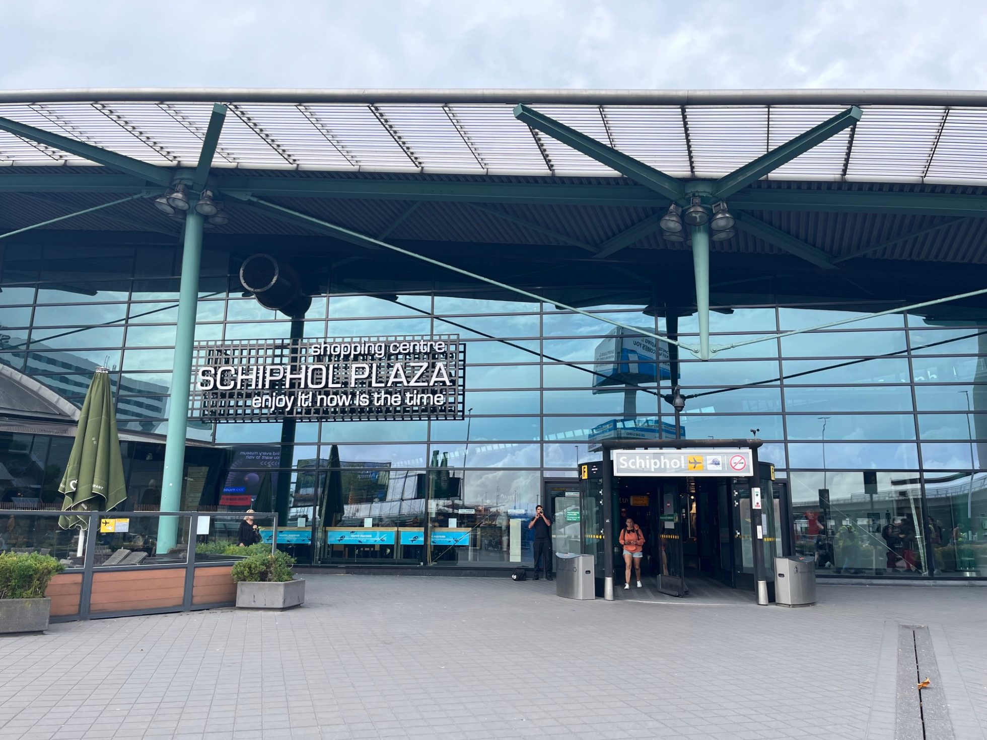 Terminal na lotnisku z różnymi sklepami i restauracjami.