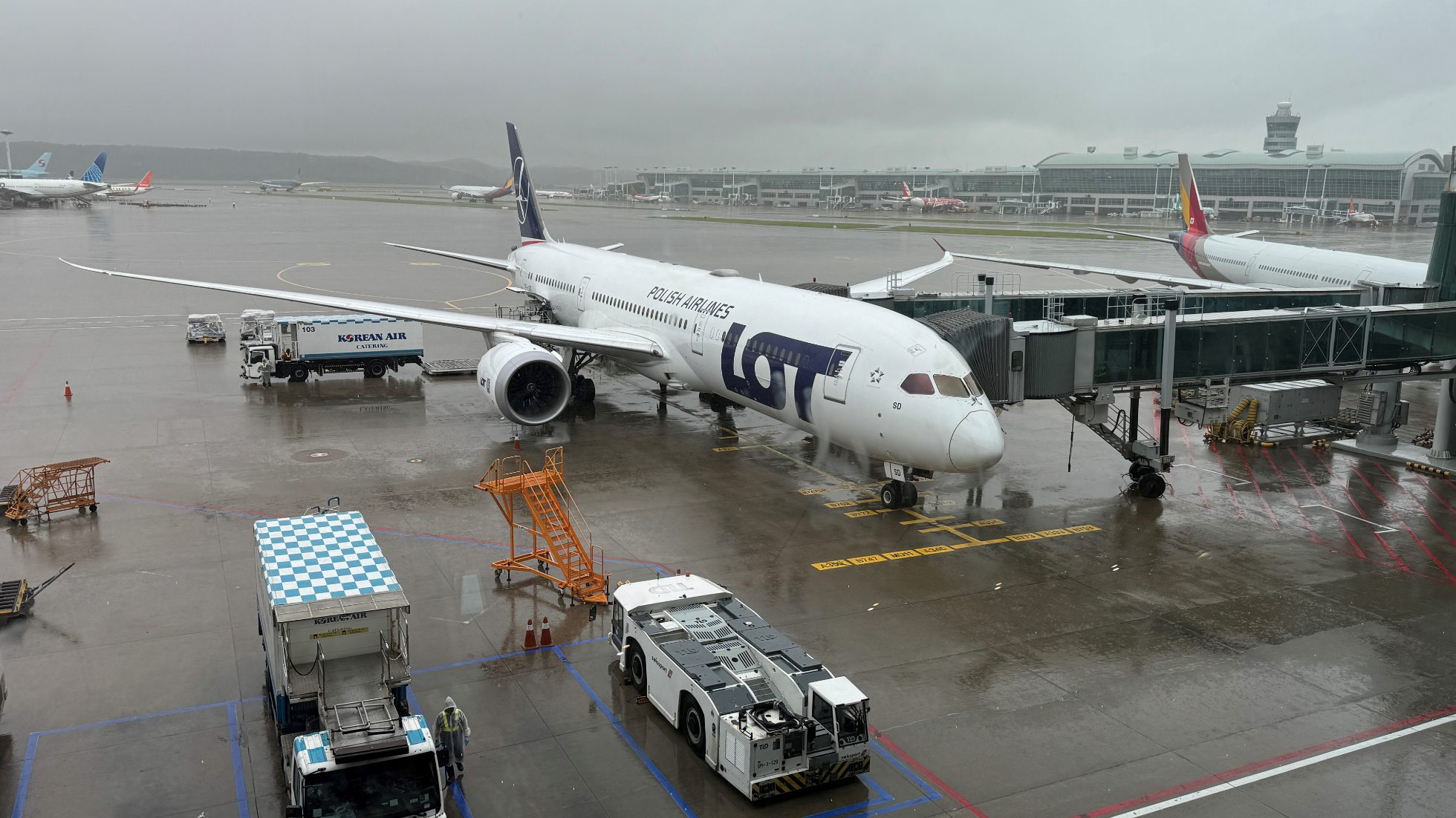 LOT plane at Seoul airport (ICN)