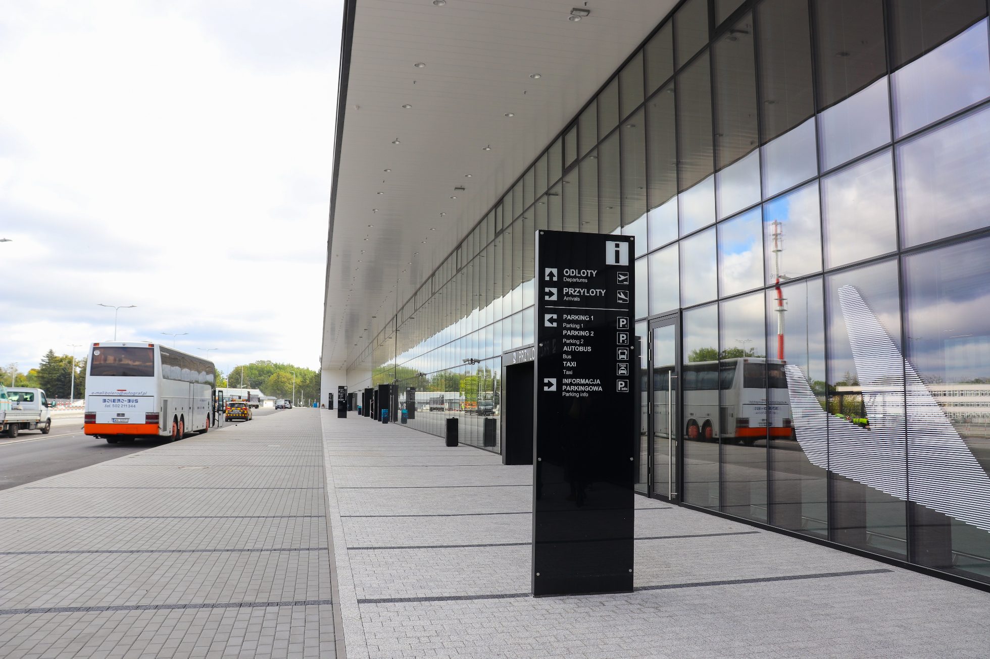 Terminal z zewnątrz lotniska w Radomiu