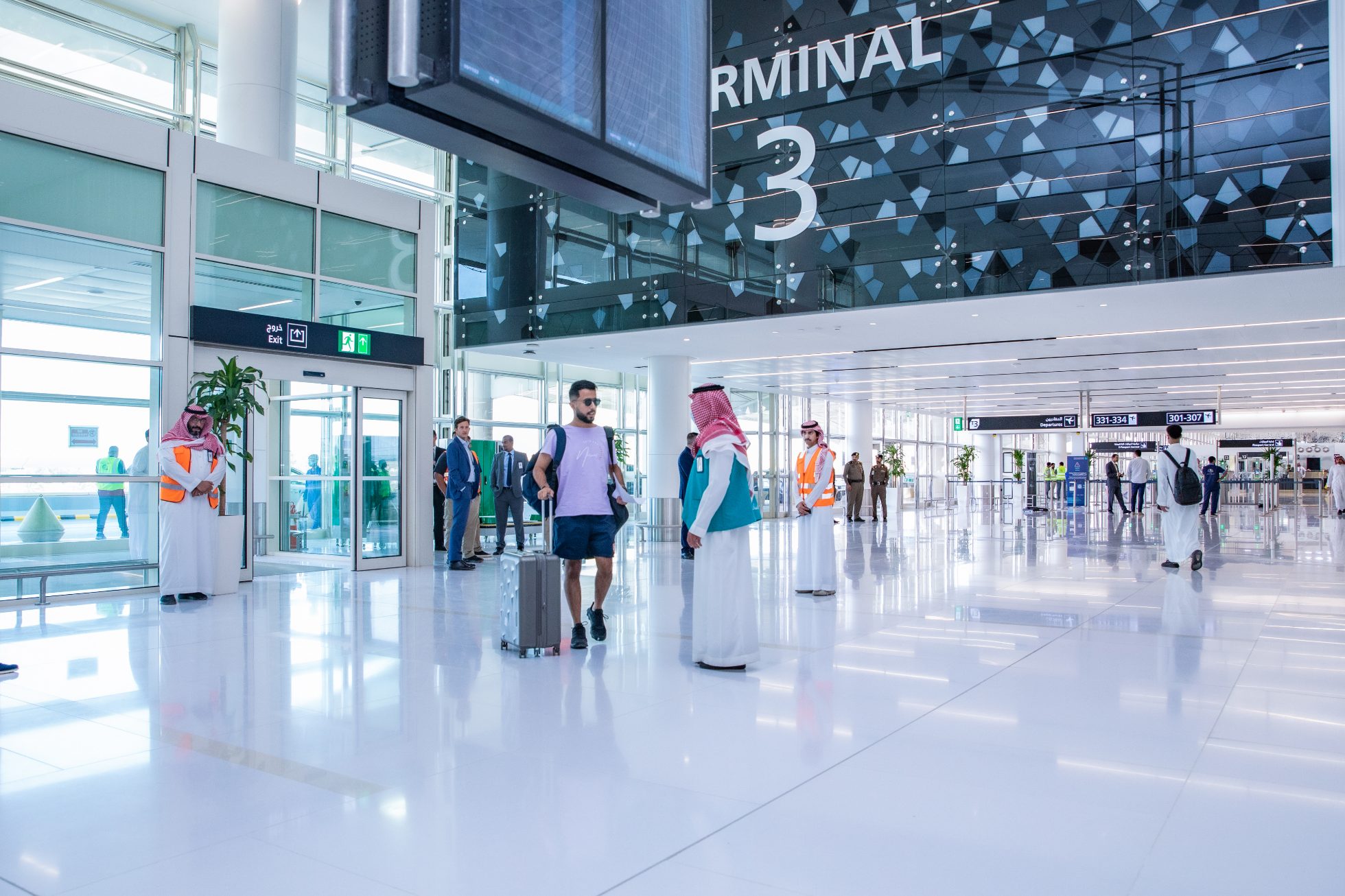 Terminal lotniska w Rijadzie z lotniskowcem i pasażerami.
