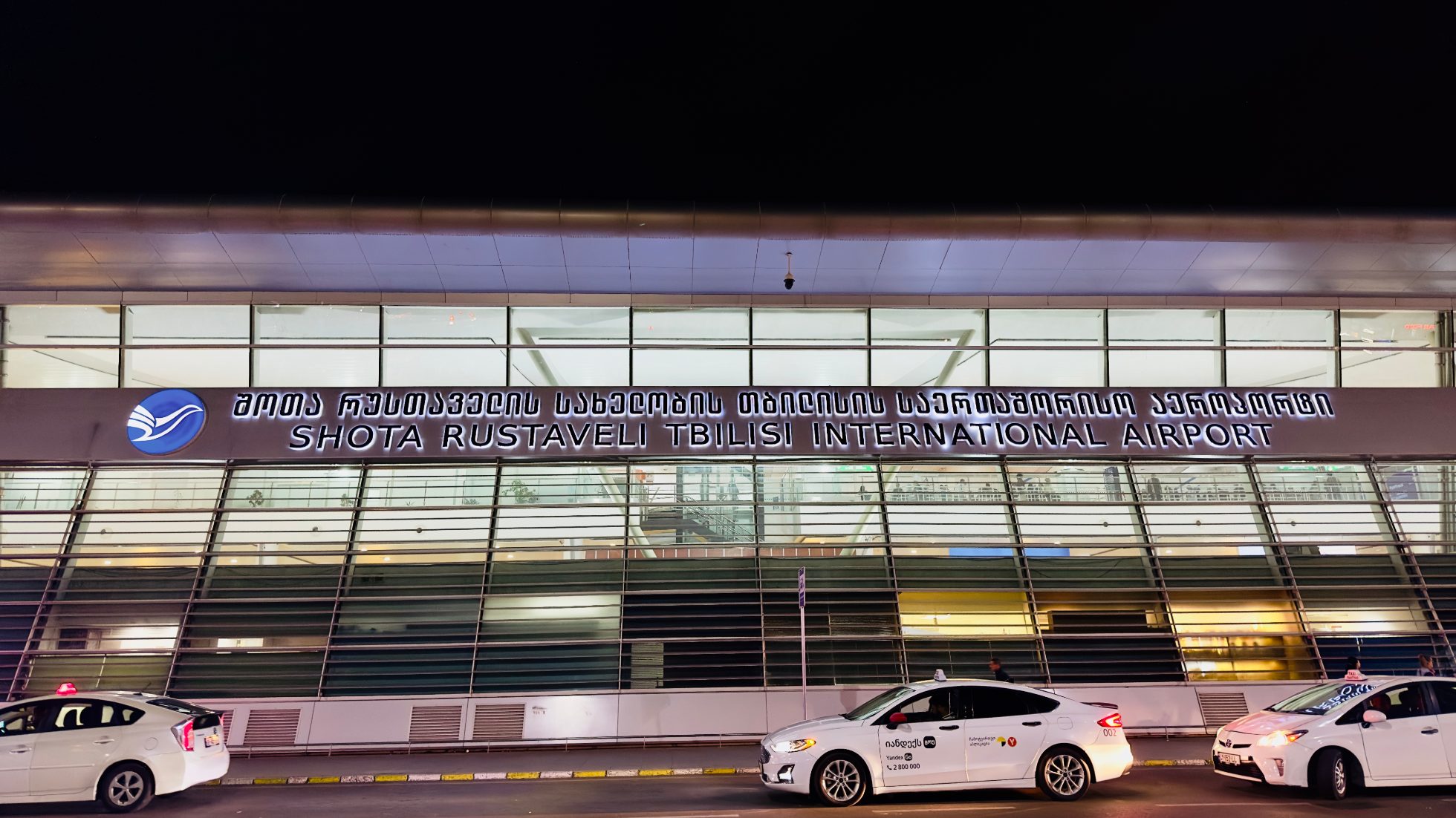 Terminal lotniska w Tbilisi nocą