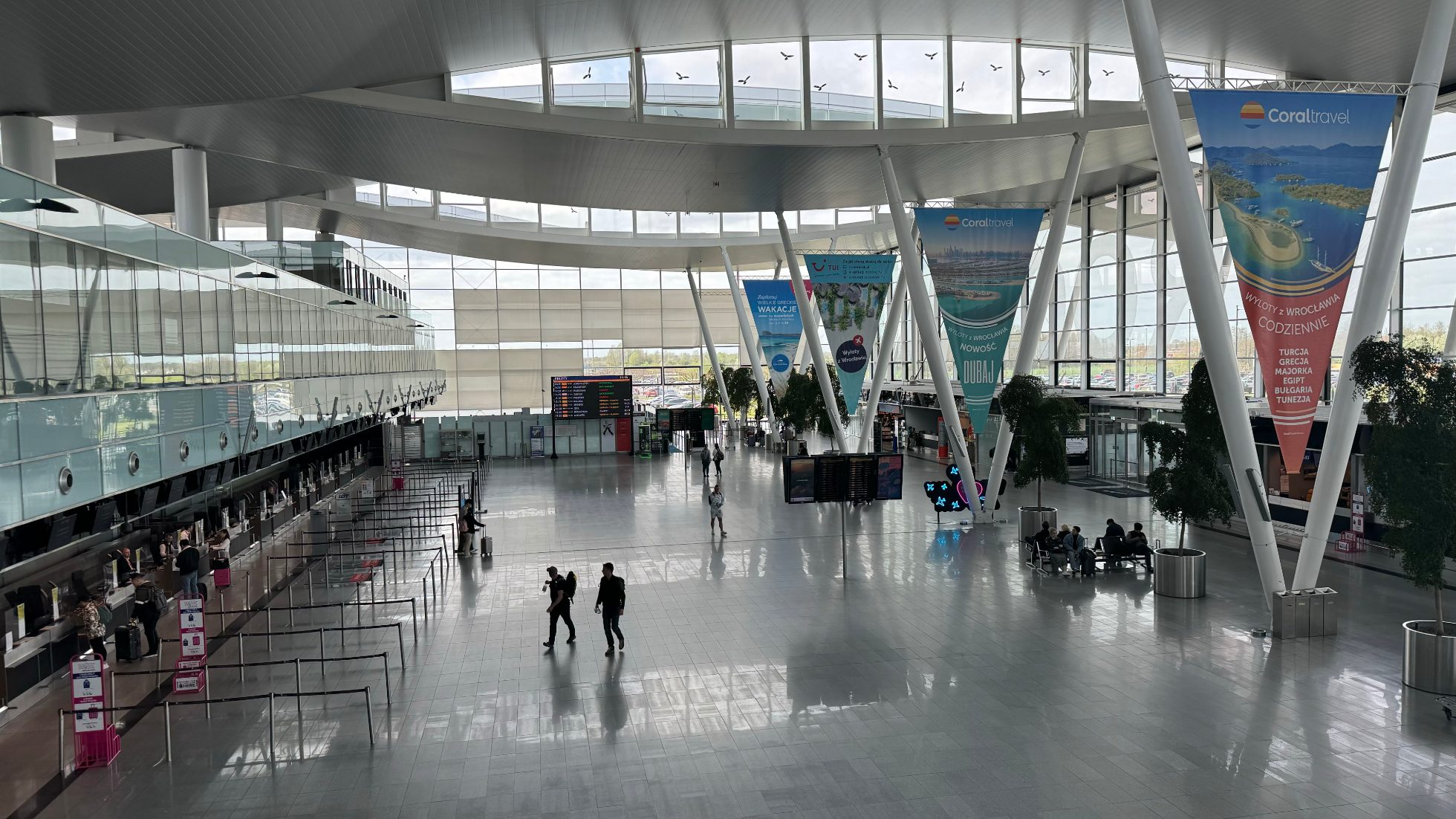 Terminal lotniska we Wrocławiu z widokiem na strefę odprawy