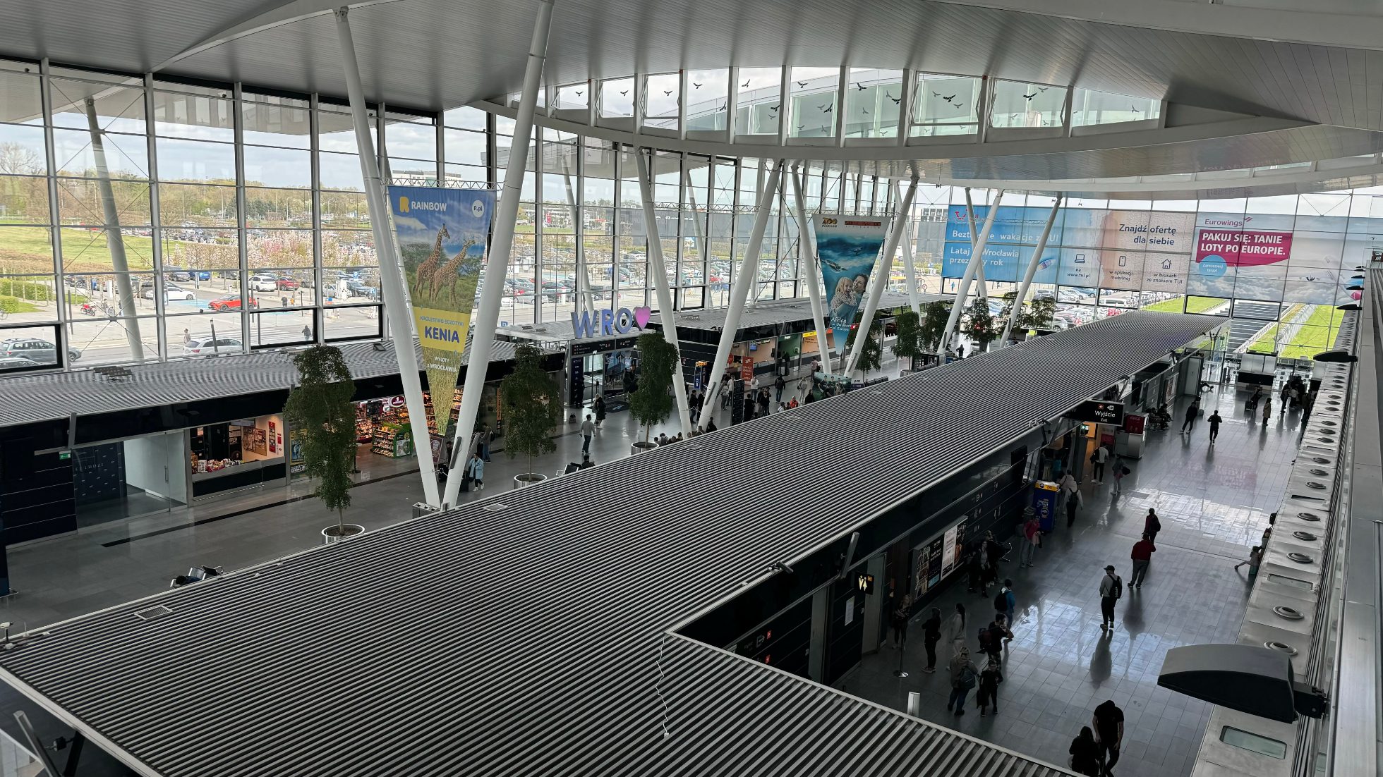 Terminal lotniska we Wrocławiu z widokiem z góry