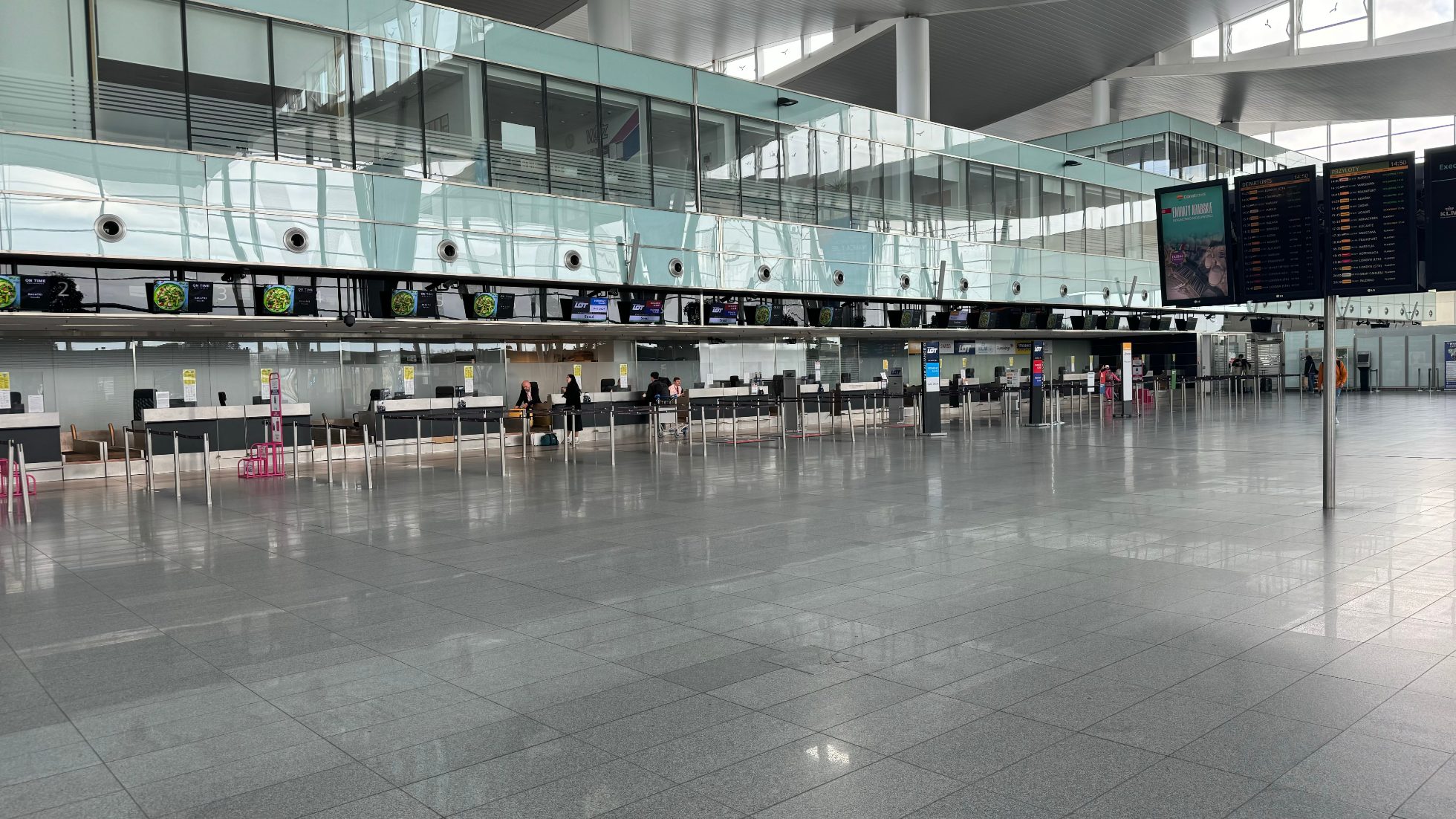 Terminal lotniska we Wrocławiu z widokiem strefe kontroli