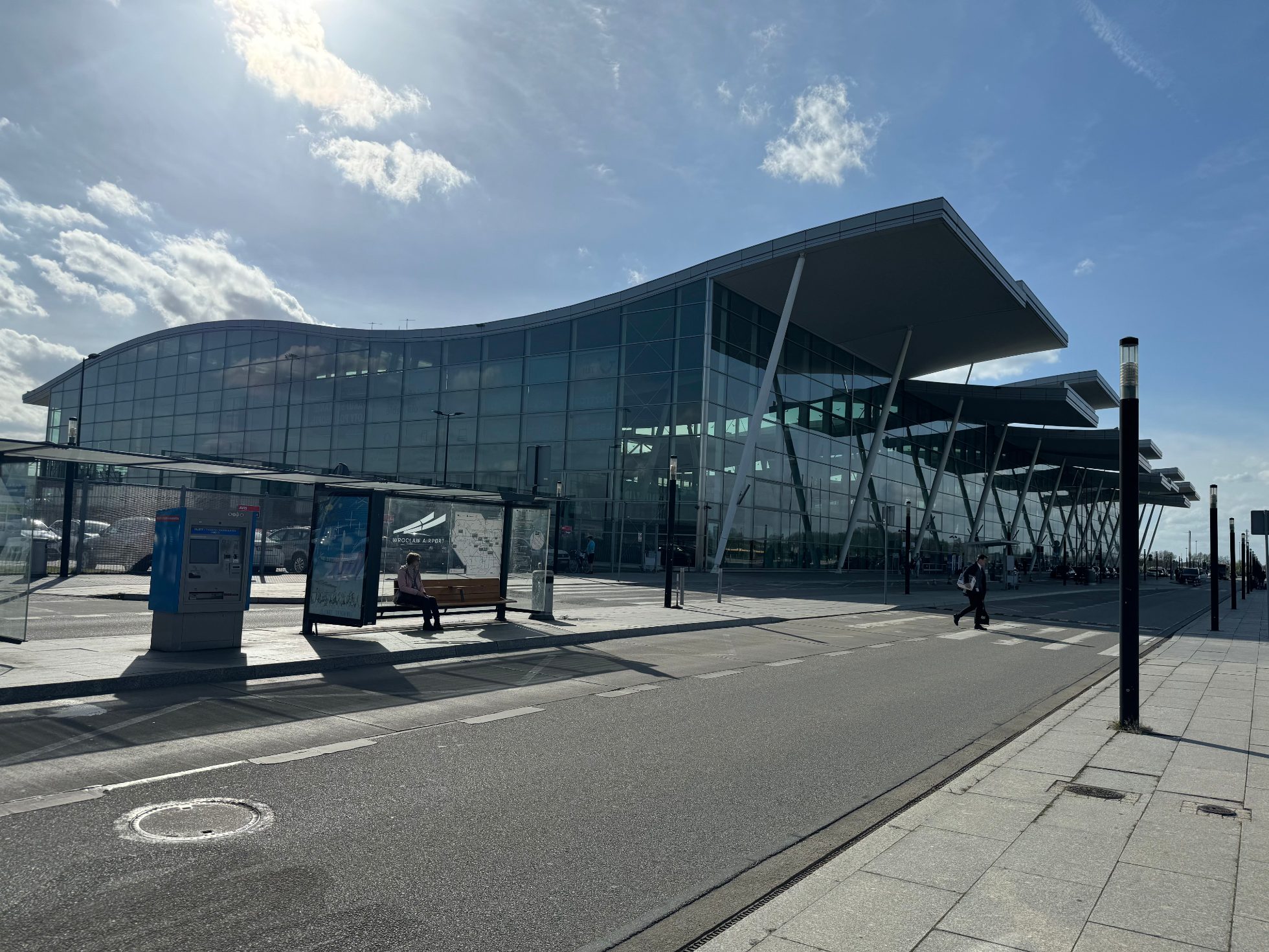 Terminal lotniska we Wrocławiu z widokiem na wjazd na parking