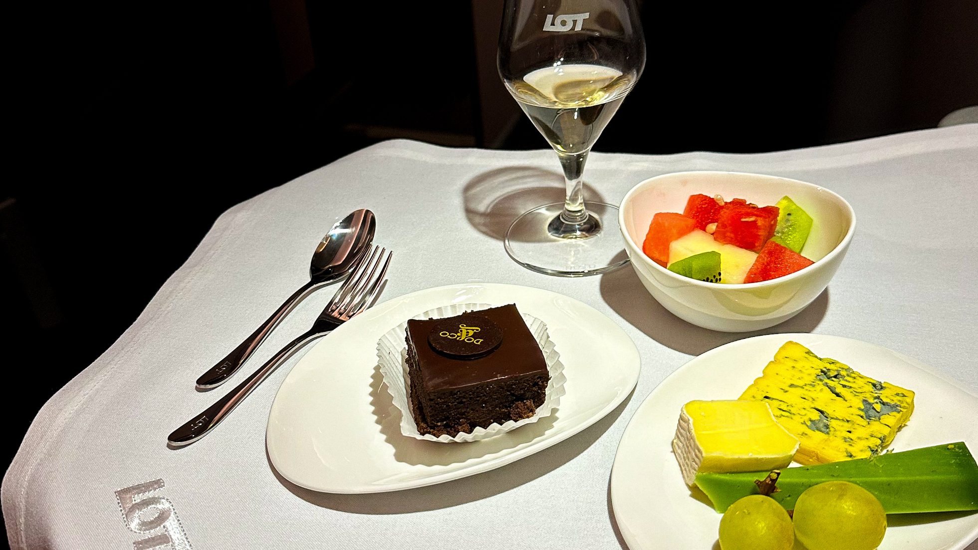 Postre de queso en un plato en un avión