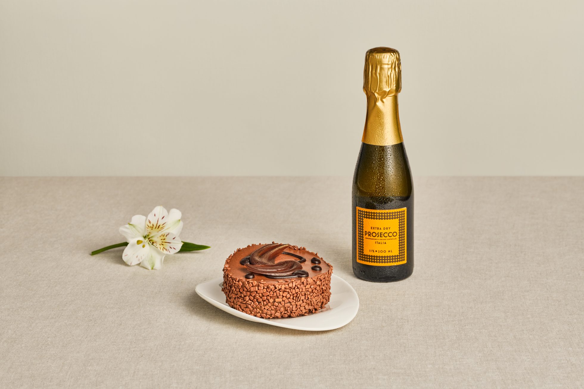 Torcik czekoladowy z butelką Prosecco