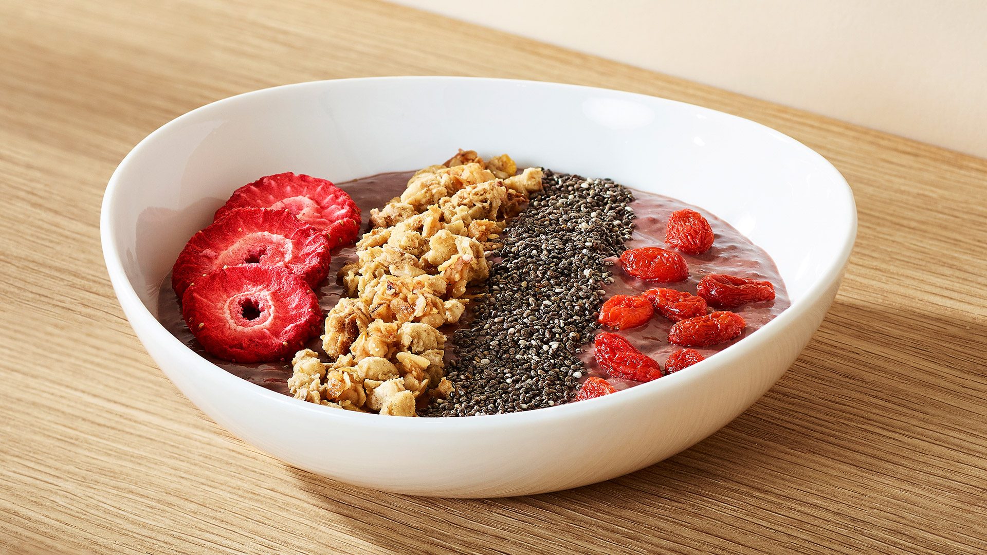 Orzeźwiające smoothie z jagód z nasionami chia, liofilizowanymi truskawkami i chrupiącą granolą.