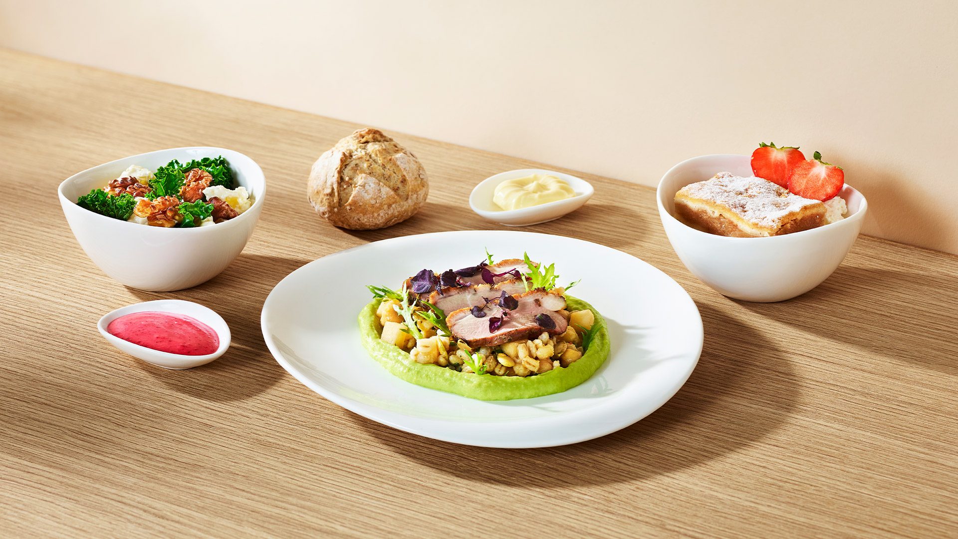 Przystawka na zimno składająca się z pieczonej kaczki Barberie z musem z bobu oraz sałatką z pęczaku, ciecierzycy i jabłka. Sałatka ziemniaczana z jarmużem oraz orzechami włoskimi. Na słodko – szarlotka z prażonych jabłek ze świeżymi truskawkami. Podany z bułką farmerską oraz masłem.