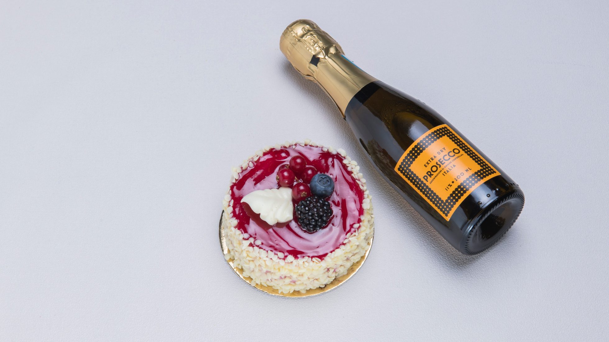 Currant cake and Prosecco bottle