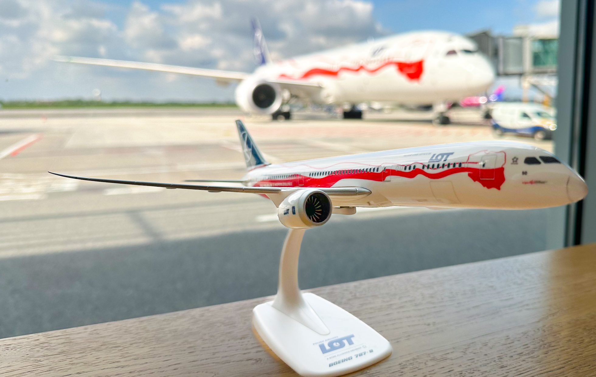 Model samolotu Boeing 787 Dreamliner w skali 1:200 w specjalnym malowaniu Niepodległa