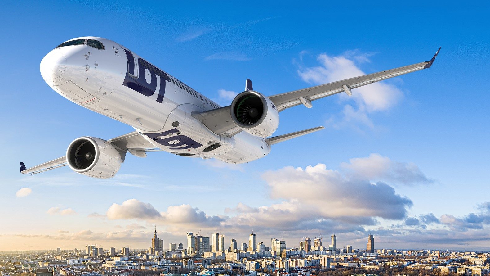wizualizacja samolotu Airbus a220 w malowaniu PLL LOT podczas lotu nad Warszawą. Widok na stolicę