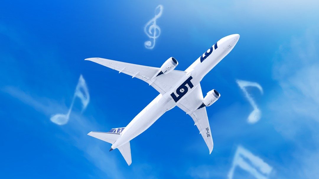 Grafika z lecącym Boeingiem 787 LOT-u na niebie oraz chmurkami w kształcie nut