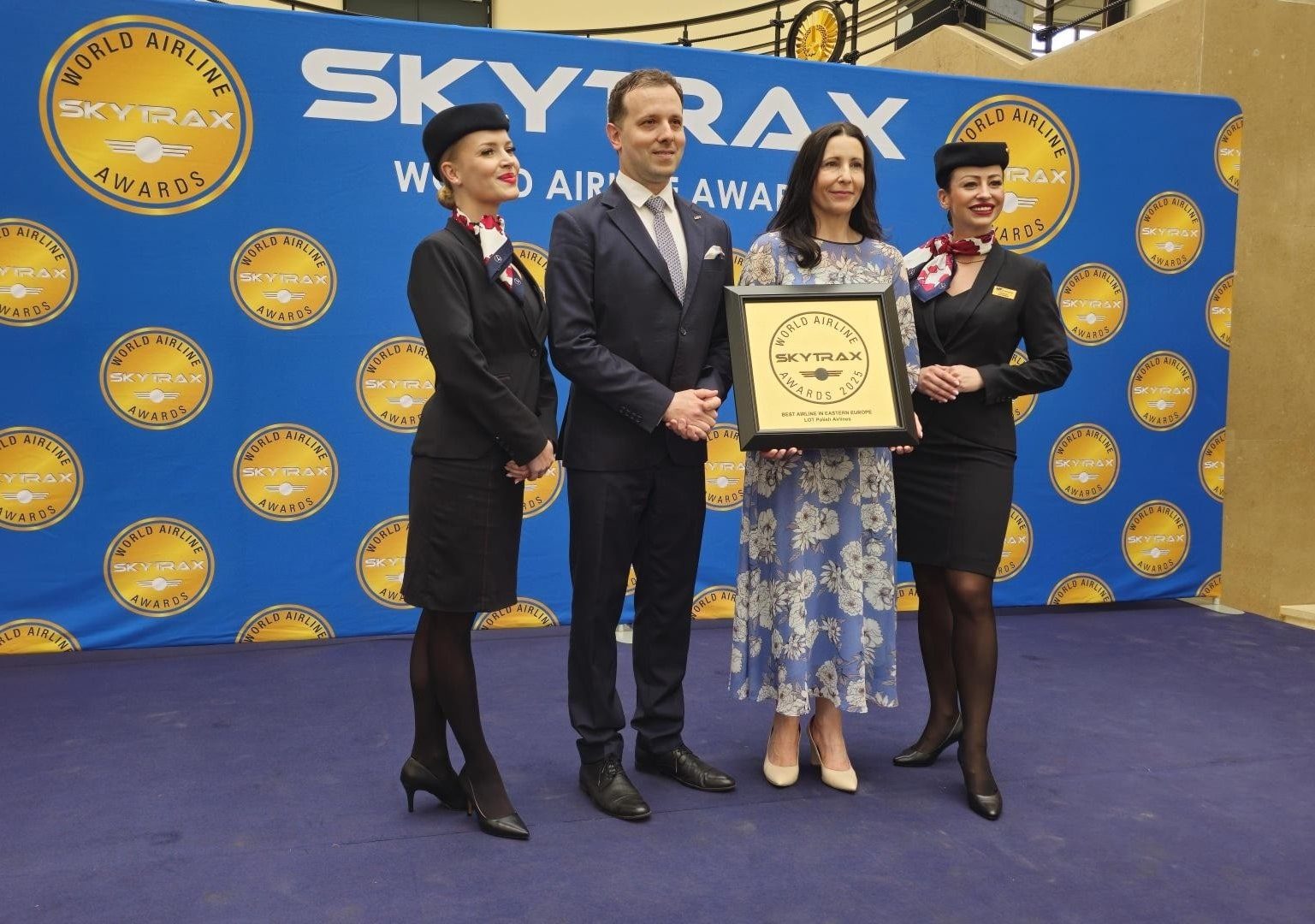 Dorota Dmuchowska oraz Robert Ludera odbierają prestiżową nagrodę dla LOT-u od Skytrax dla najlepszej linii lotniczej w Europie Wschodniej 