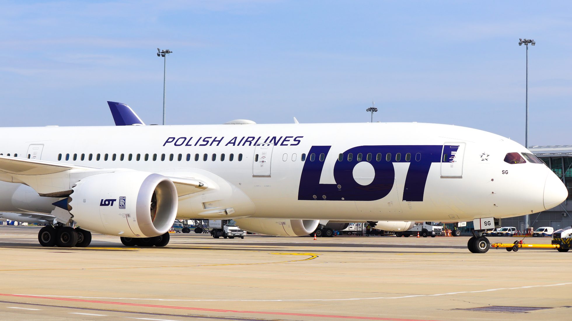 Boeing 787 kołujący na lotnisku Chopina w słoneczny dzień