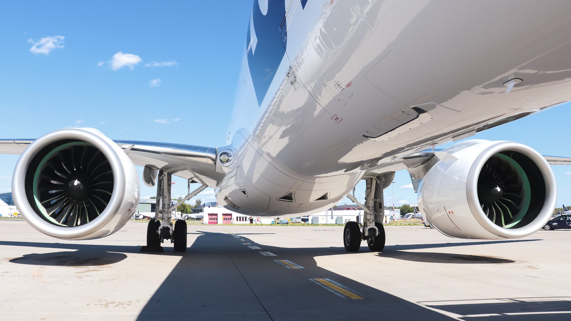 skrzydła i silniki samolotu Embraer E2 PLL LOT na lotnisku Chopina w słoneczny dzień