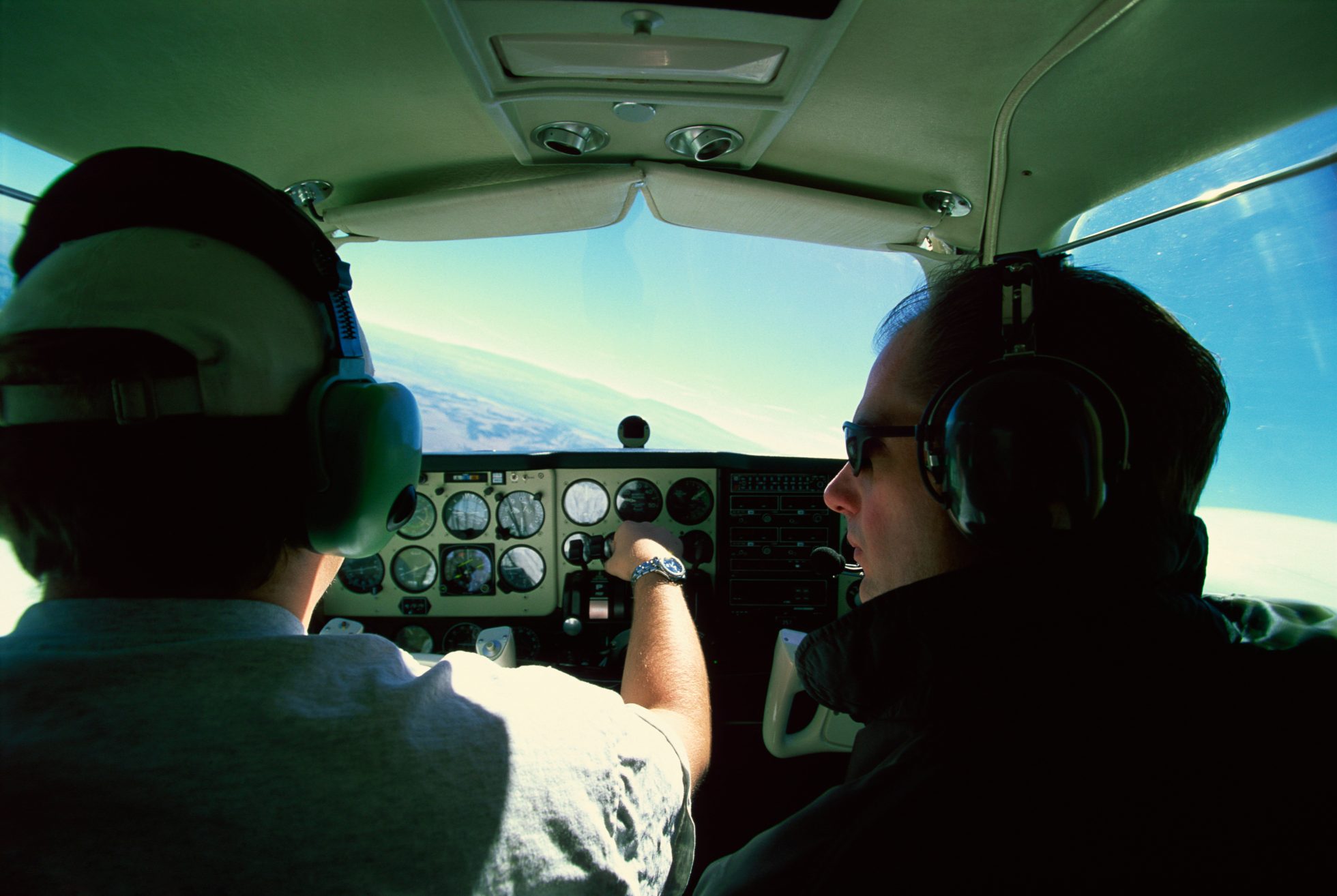 Pilot i instruktor w awionetce, pilotowanie samolotu