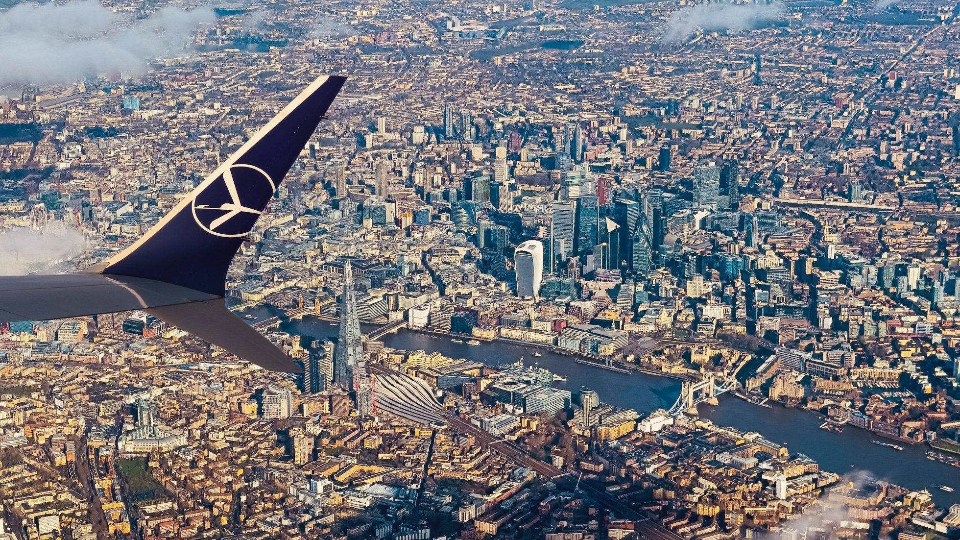Widok Londynu podczas zbliżania się do lotniska Heathrow w słoneczny dzień.