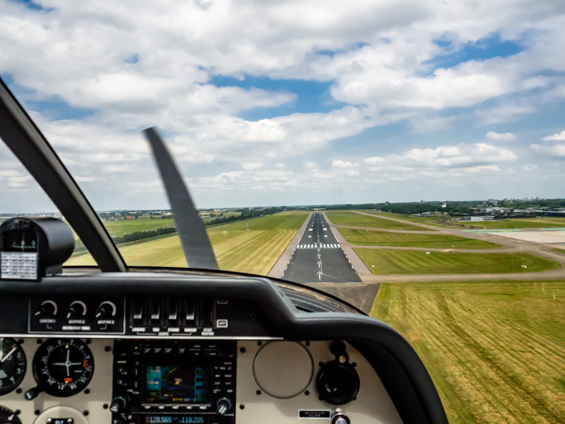 lądowanie na samolocie z awionetki, pilotowanie samolotu