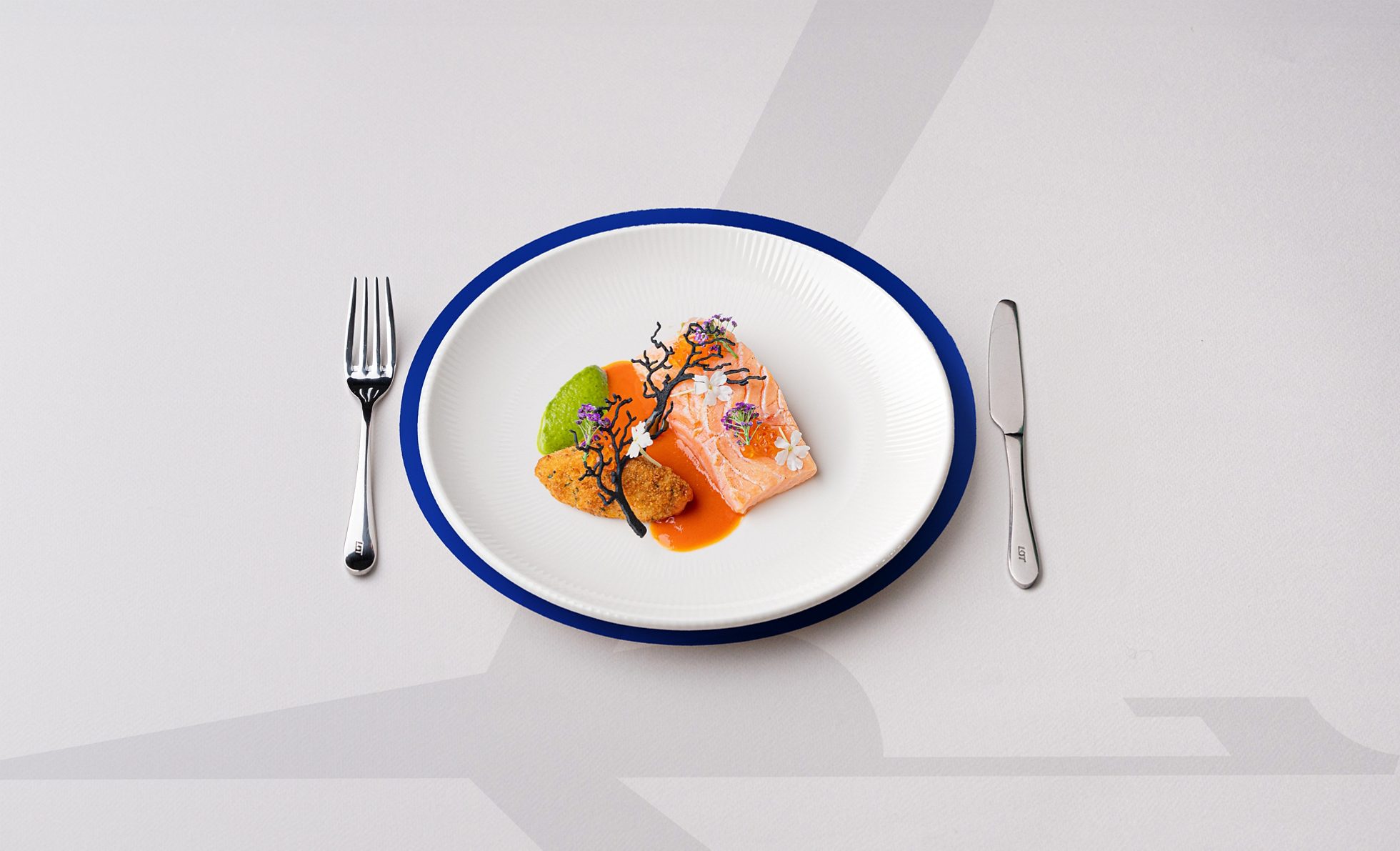 Salmon with a croquette stuffed with shrimp, courgette and a roasted pepper-based sauce