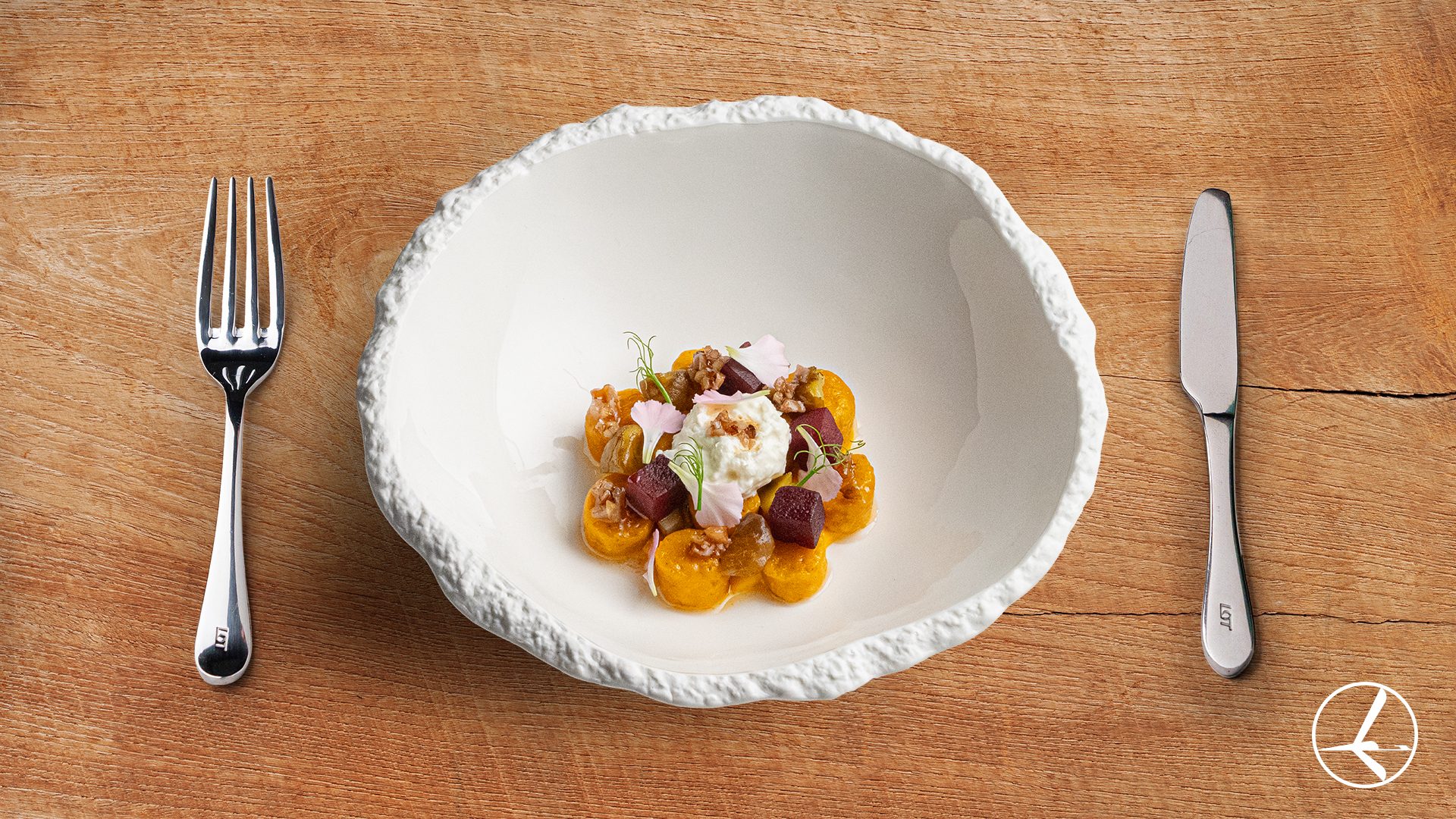 Aksamitne gnocchi z pieczonej dyni Hokkaido, serwowane na jedwabistym purée. Słodycz marynowanej w czerwonym porto gruszki przeplata się z karmelową nutą konfitowanych kasztanów w brązowym maśle. Całość spaja aromatyczny dressing z orzechów włoskich oraz świeża, kremowa straciatella.