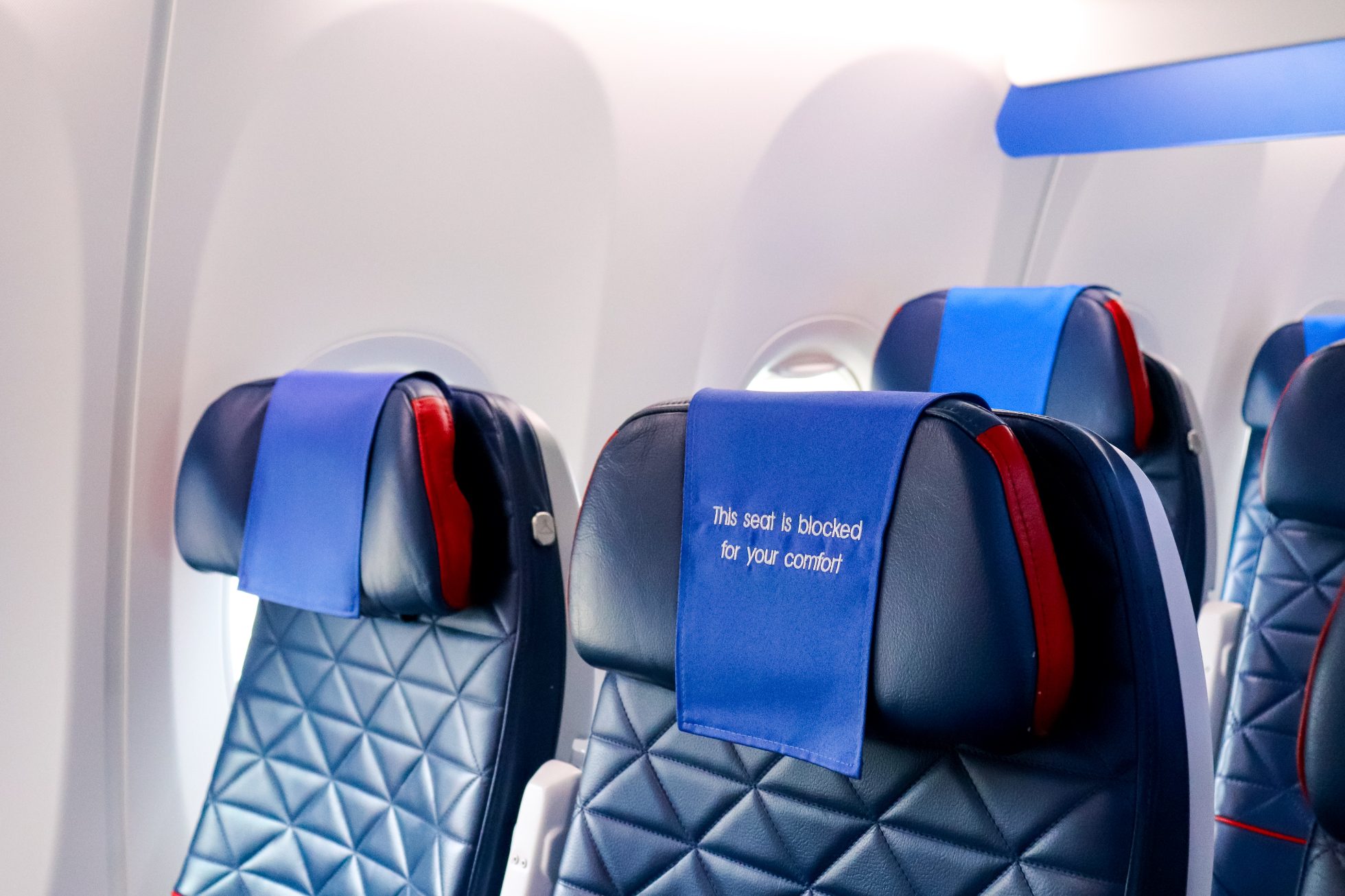 Intérieur du Boeing 737-8 MAX de LOT Airlines, gros plan des sièges.