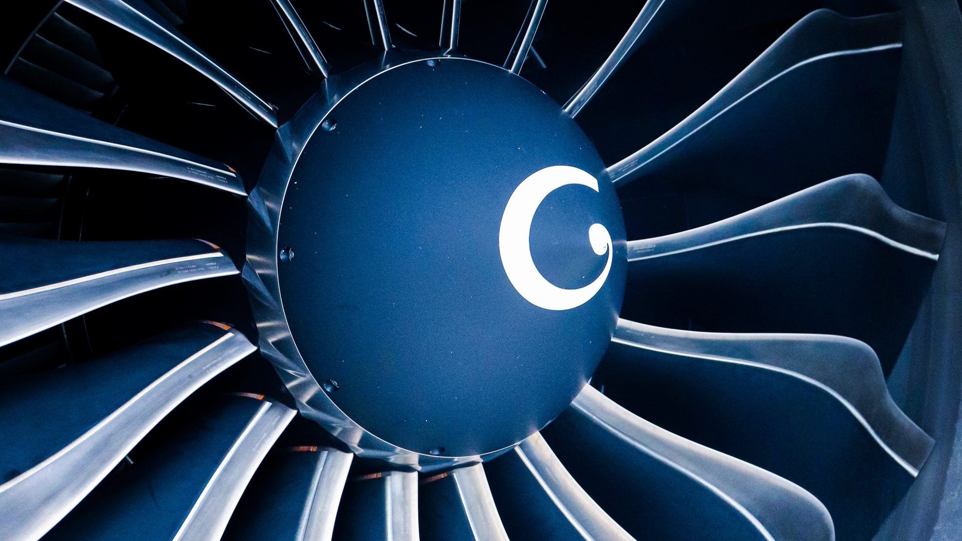 Silnik samolotu Boeing 737-8 MAX na tle nieba.